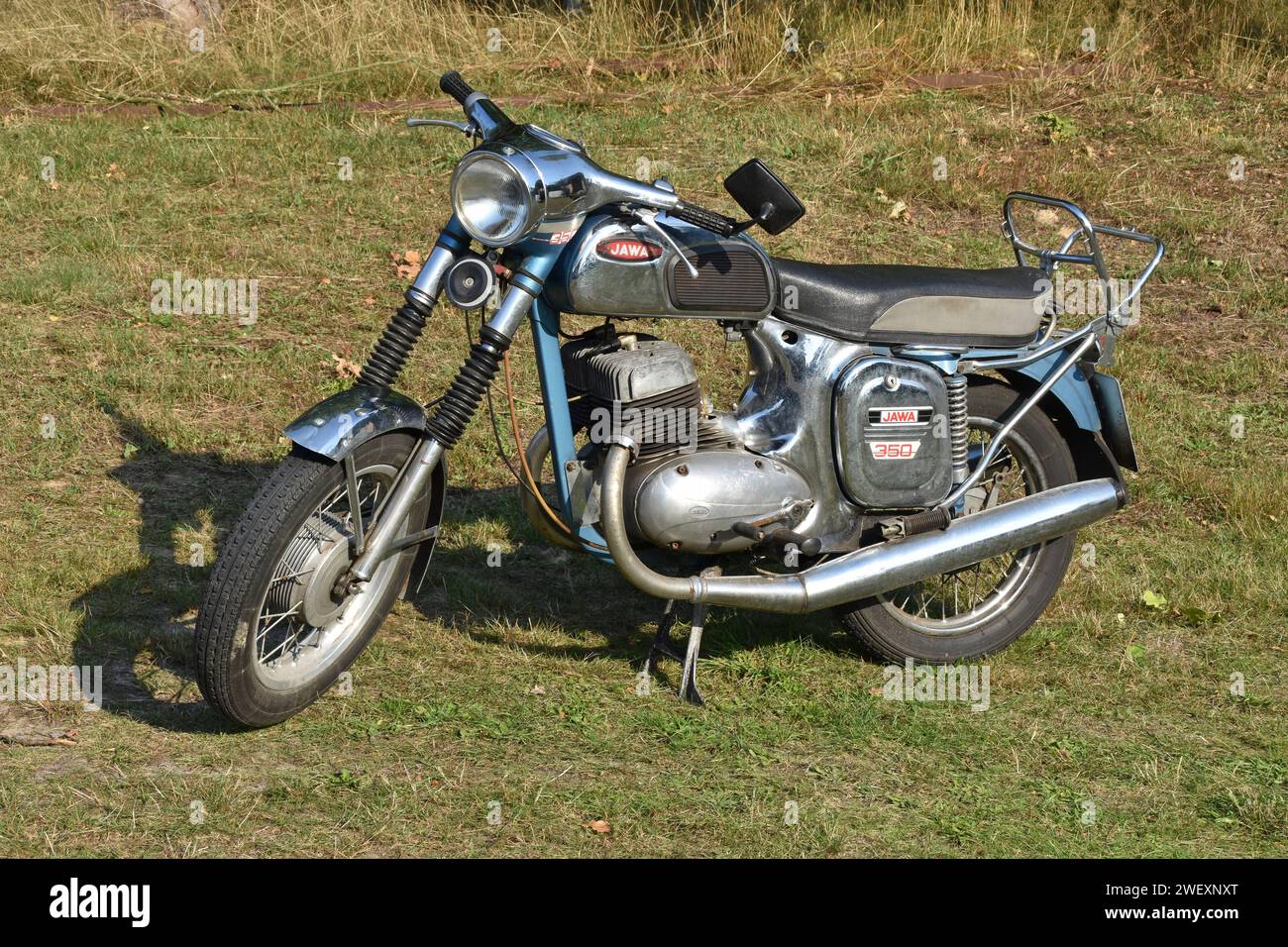 26.09.2021 Jawa 350 Deutschland/ Sachsen Anhalt/ Altmark/ Altmarkkreis Salzwedel/ Stadt Klötze/ Ortsteil Immekath/ Jawa 350/ Baujahr 1960/ 17 PS/ 4 Gänge/ 2 Taktmotor/ komplett restauriert/ Tank und Zylinderköpfe von Jawa Californian/ Farbe hellblau *** 26 09 2021 Jawa 350 Allemagne Saxe Anhalt Altmark Altmarkkreis Salzwedel Town Klötze district Immekath Jawa 350 année 1960 17 hp 4 vitesses moteur 2 temps réservoir et culasses entièrement restaurés de couleur bleu clair Jawa californien Banque D'Images