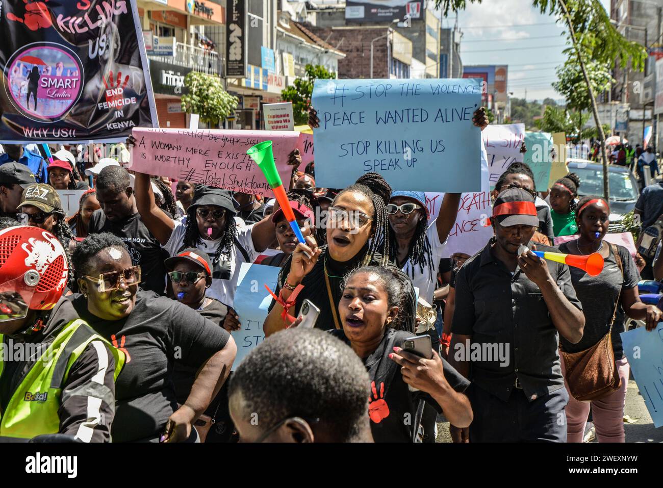 Nakuru, Kenya. 27 janvier 2024. Les manifestants chantent des slogans pendant la manifestation. Les manifestants ont défilé dans tout le pays lors de la « Marche des féministes contre le féminicide », déclenchée par les récents meurtres brutaux de Starlet Wahu, 26 ans, et de Rita Waeni, 20 ans, au Kenya. Les résultats de l ' enquête nationale de 2022 montrent que plus d ' une femme sur trois au Kenya subit des violences physiques au cours de sa vie. Crédit : SOPA Images Limited/Alamy Live News Banque D'Images