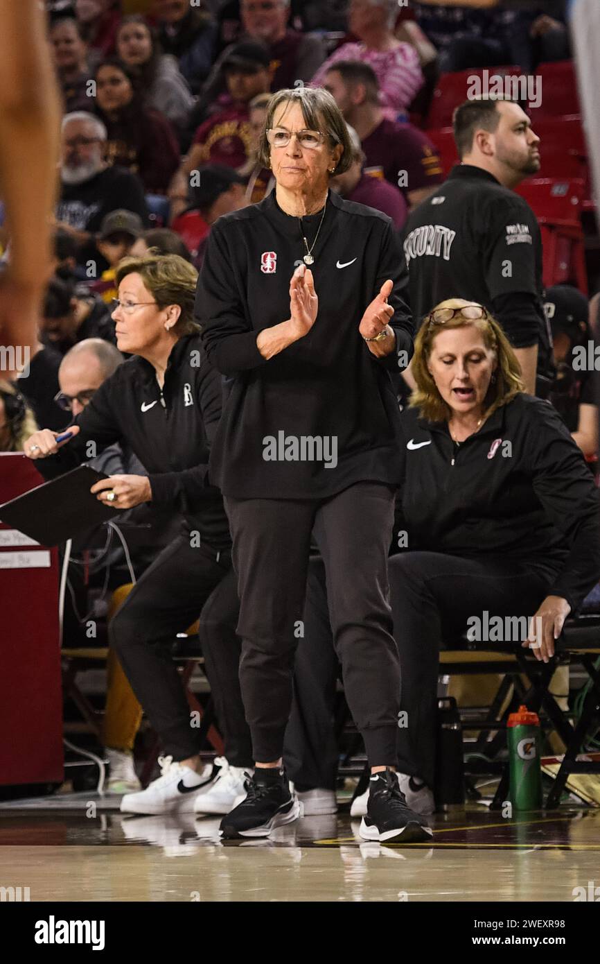 L'entraîneur-chef du Stanford Cardinal Tara VanDerveer célèbre après un panier dans la seconde moitié du match de basket-ball de la NCAA contre Arizona State à Tempe, Banque D'Images