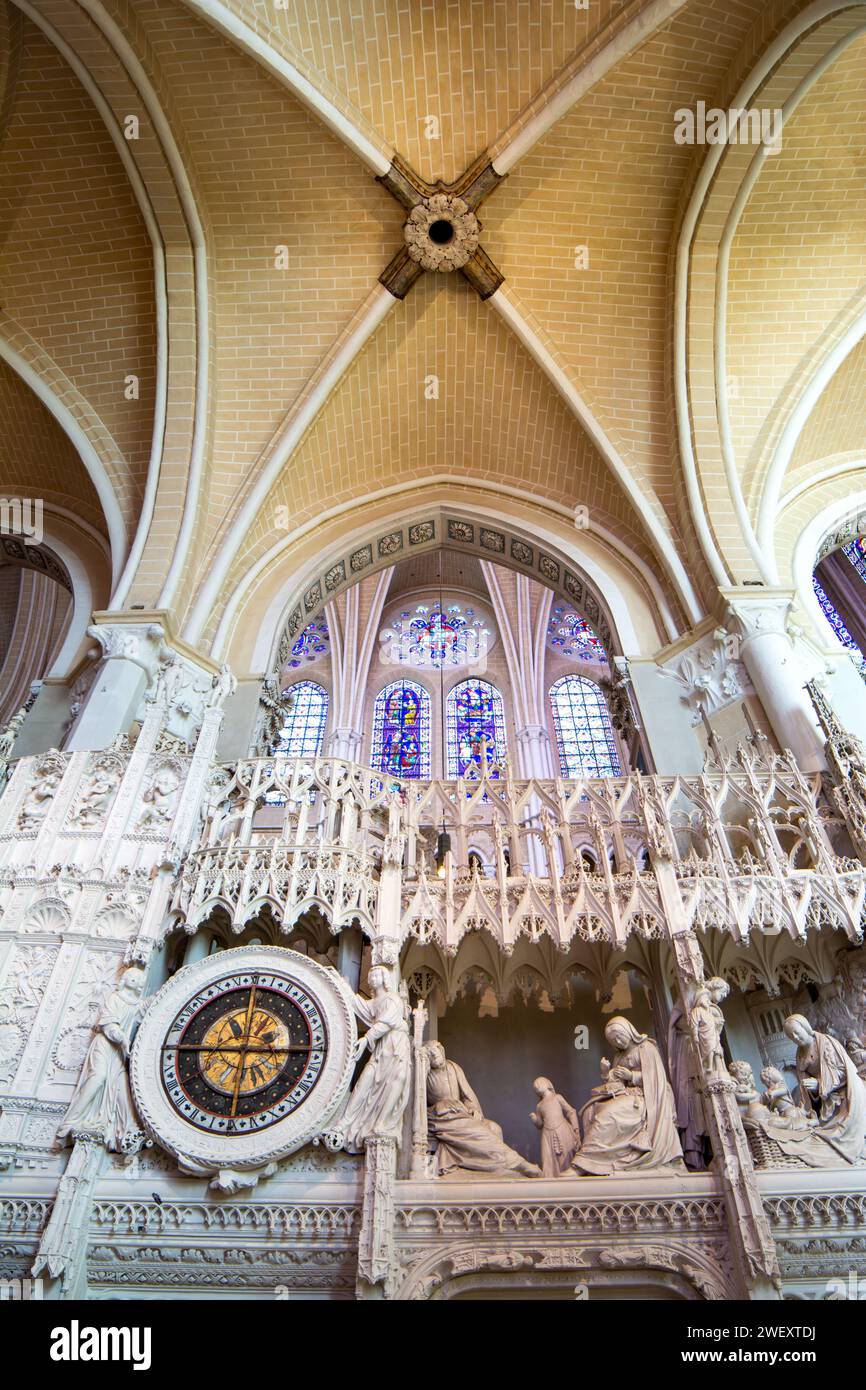 Cathédrale notre-Dame de Chartres, France, sculpture murale de choeur et horloge, monument de style gothique, construit entre 1194 et 1220, l'un des plus b Banque D'Images