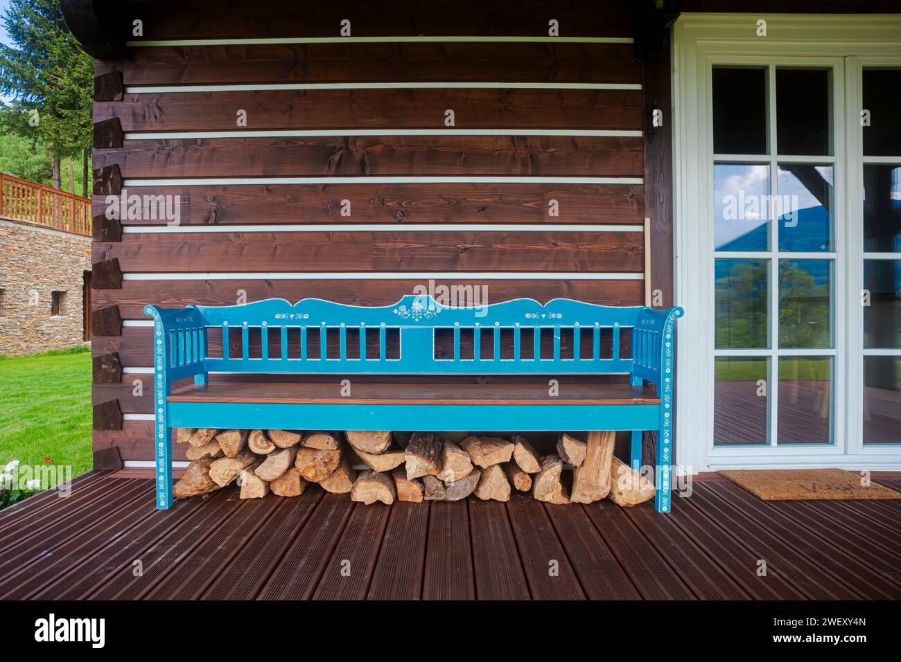 Banc, chaises et table sur la terrasse de la maison en bois Banque D'Images