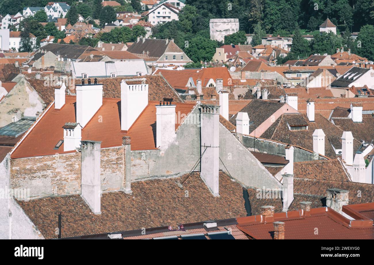 Vue avec les toits de briques rouges des maisons dans la vieille ville de Brasov, Roumanie. Banque D'Images