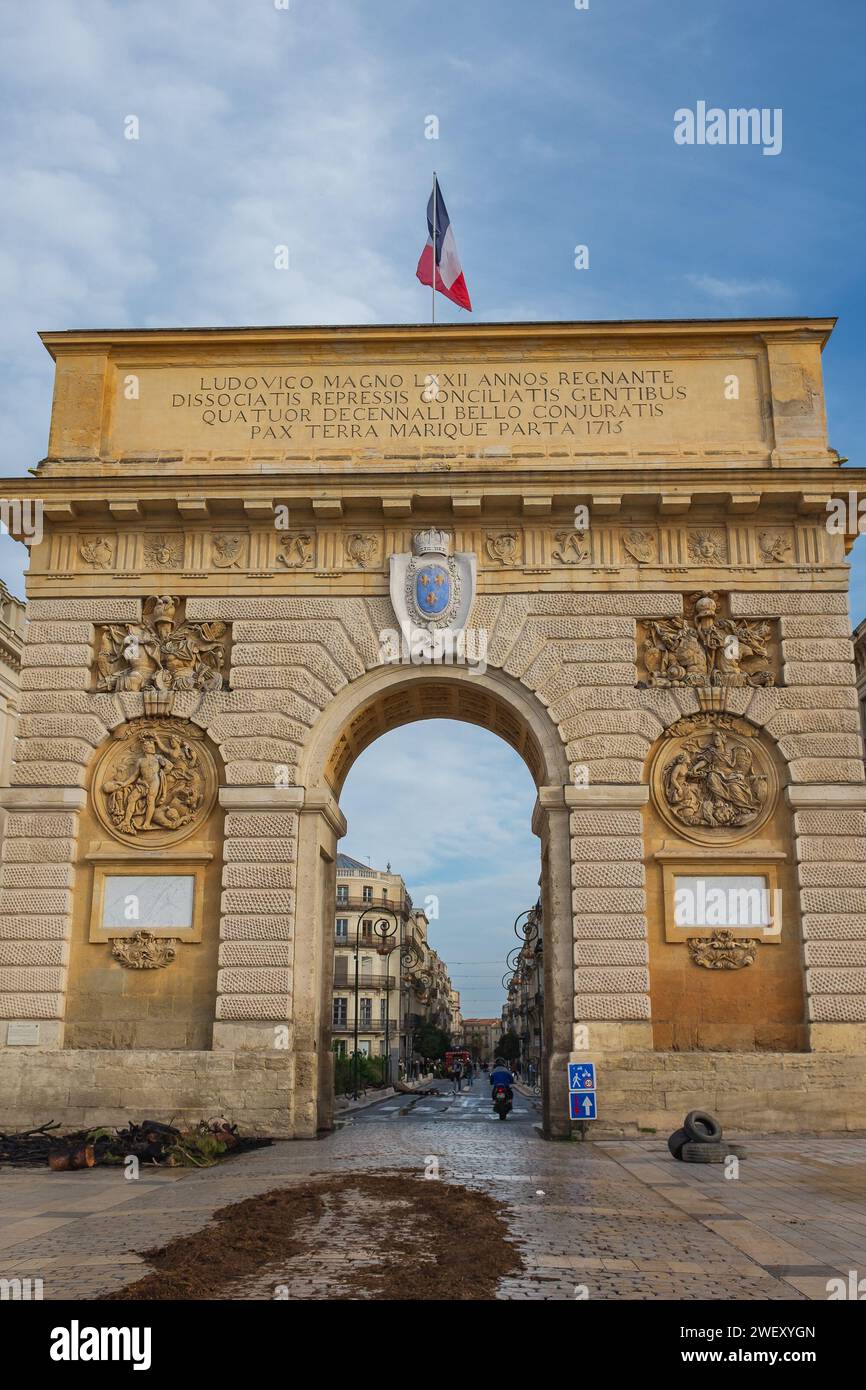 Montpellier, France, 2024. Vue de la rue Foch après que les feux allumés par les fermiers en colère aient été éteints devant l'arc de triomphe (vertical) Banque D'Images