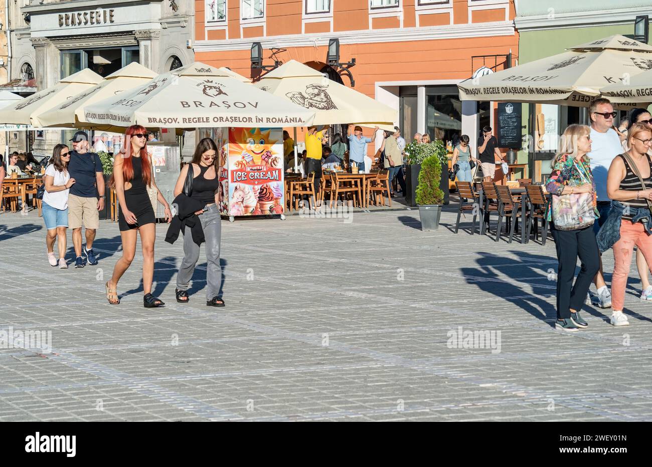 Brasov, Roumanie - septembre 02.2023. Touristes et habitants se promenant dans la zone piétonne du centre historique de Brasov. Bâtiment de la mairie dans Coun Banque D'Images