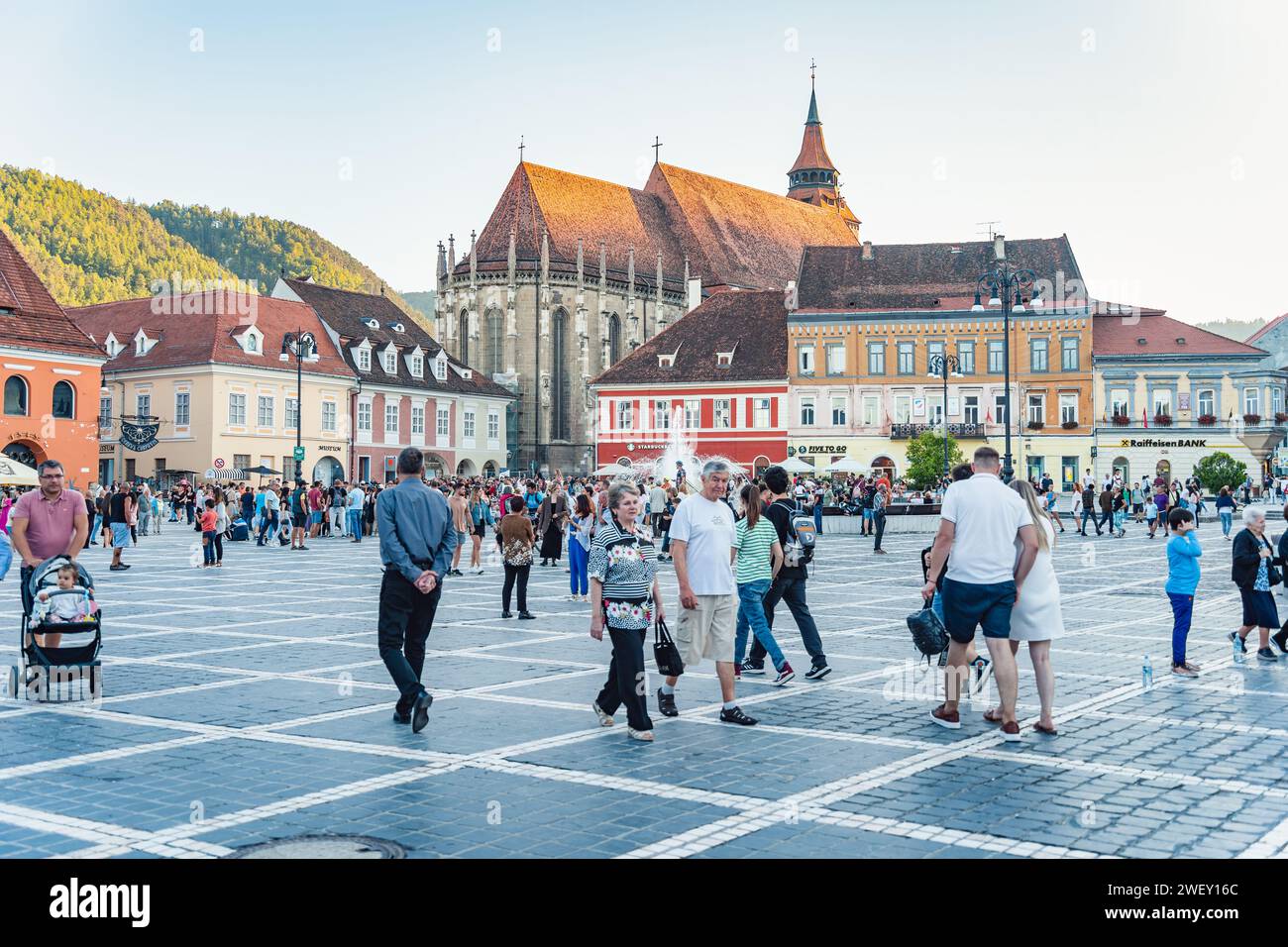 Brasov, Roumanie - septembre 02.2023. Touristes et habitants se promenant dans la zone piétonne du centre historique de Brasov. Bâtiment de la mairie dans Coun Banque D'Images