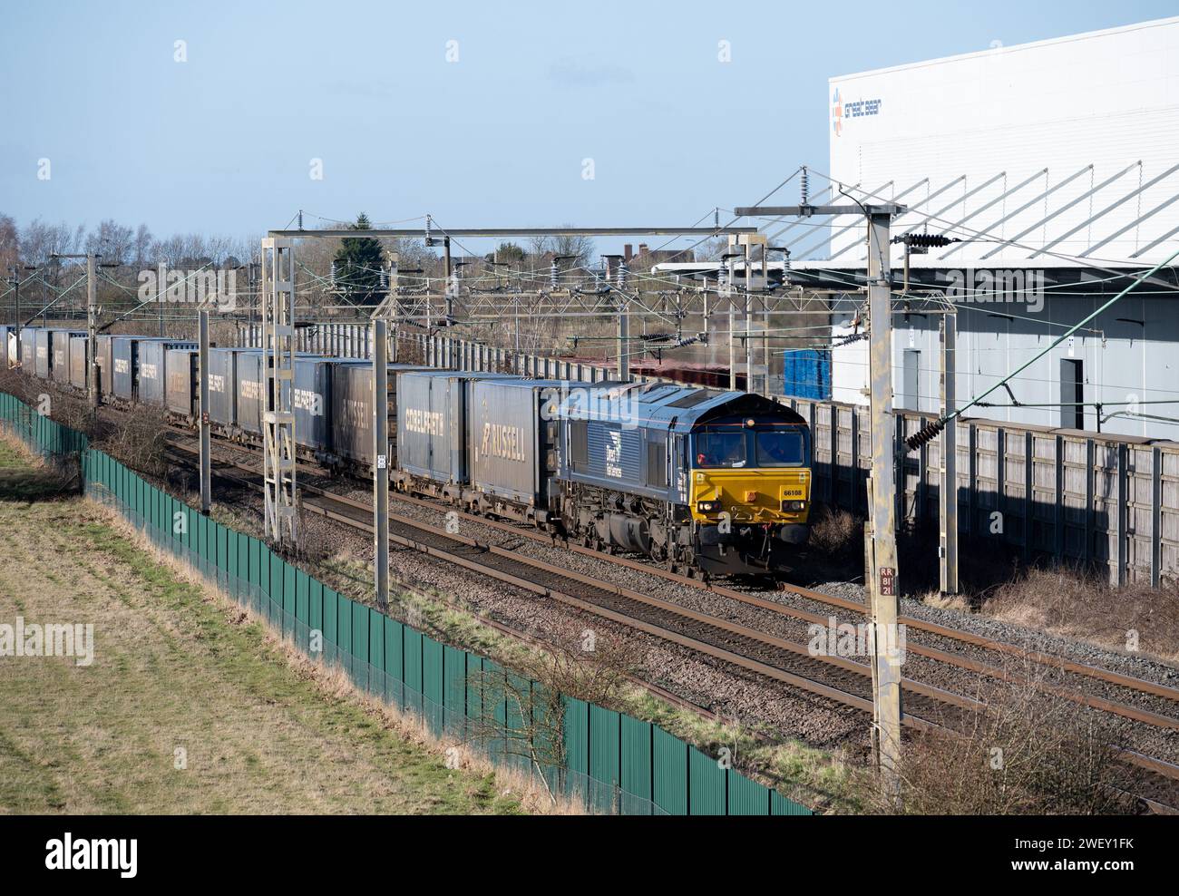 Direct Rail Services locomotive diesel de classe 66 no 66108 tirant un train de conteneurs à DIRFT, Northamptonshire, Angleterre, Royaume-Uni Banque D'Images