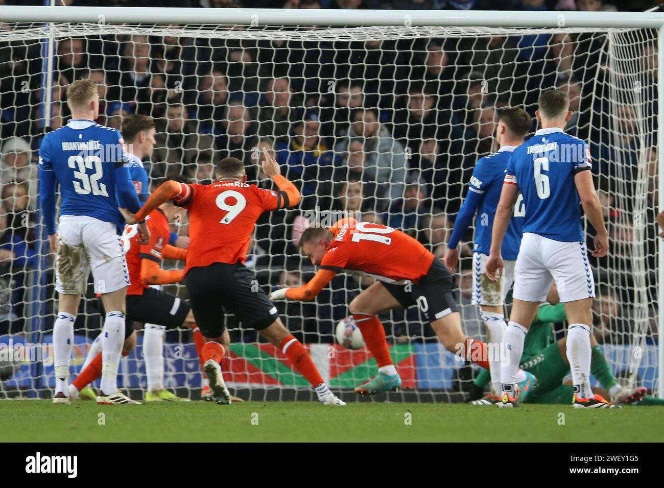 Liverpool, Royaume-Uni. 27 janvier 2024. Cauley Woodrow de Luton Town (10 célèbre après avoir marqué le 2e but de son équipe. Emirates FA Cup, match de 4e tour, Everton contre Luton Town au Goodison Park à Liverpool le samedi 27 janvier 2024. Cette image ne peut être utilisée qu'à des fins éditoriales. Usage éditorial uniquement, photo de Chris Stading/Andrew Orchard photographie sportive/Alamy Live News crédit : Andrew Orchard photographie sportive/Alamy Live News Banque D'Images