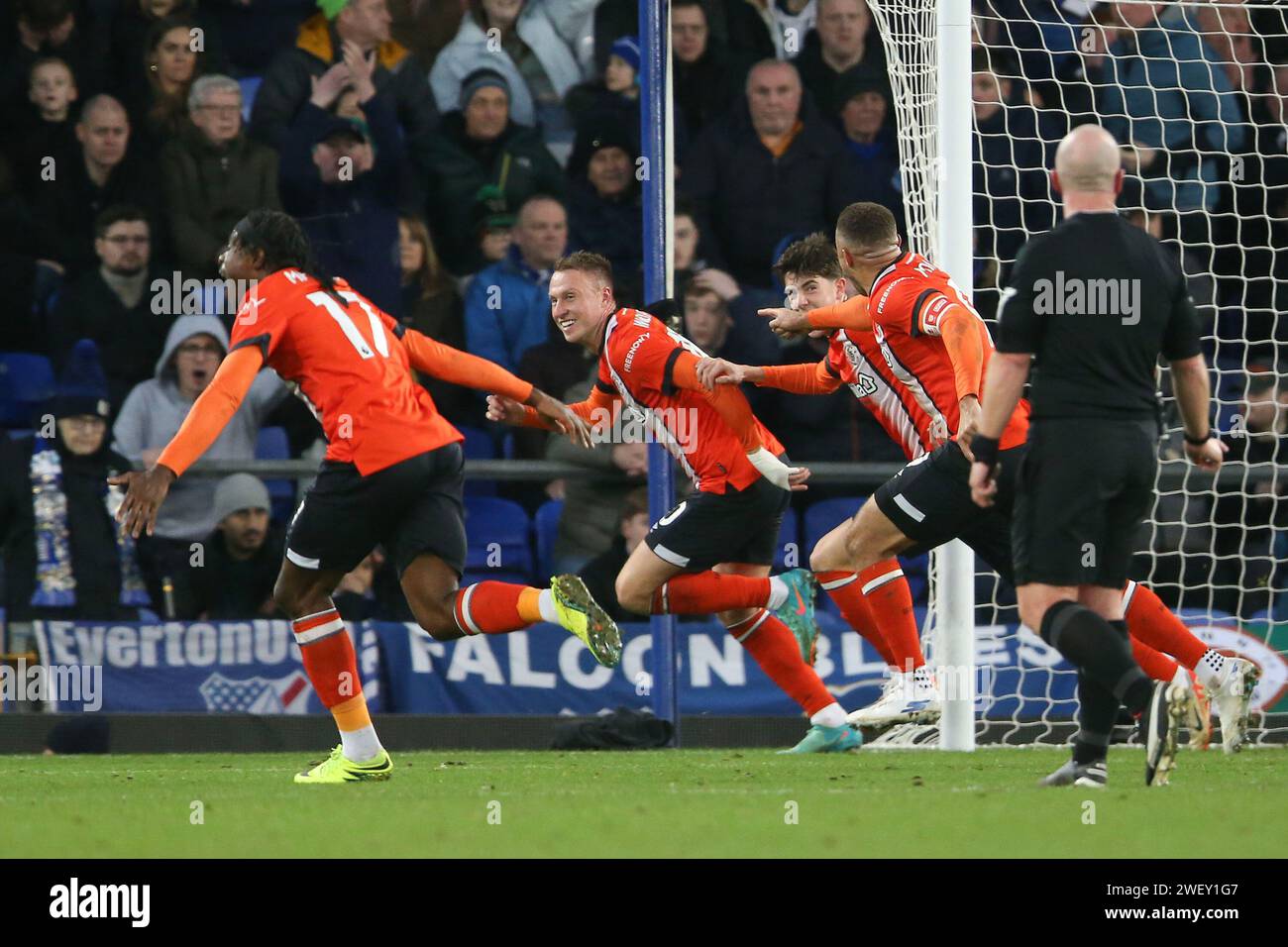 Liverpool, Royaume-Uni. 27 janvier 2024. Cauley Woodrow de Luton Town (c) célèbre avec ses coéquipiers après avoir marqué le 2e but de son équipe. Emirates FA Cup, match de 4e tour, Everton contre Luton Town au Goodison Park à Liverpool le samedi 27 janvier 2024. Cette image ne peut être utilisée qu'à des fins éditoriales. Usage éditorial uniquement, photo de Chris Stading/Andrew Orchard photographie sportive/Alamy Live News crédit : Andrew Orchard photographie sportive/Alamy Live News Banque D'Images