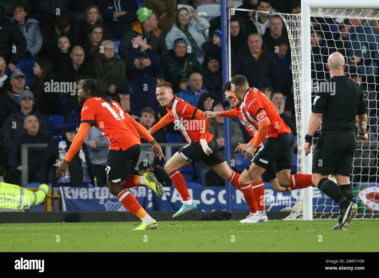 Liverpool, Royaume-Uni. 27 janvier 2024. Cauley Woodrow de Luton Town (c) célèbre avec ses coéquipiers après avoir marqué le 2e but de son équipe.Emirates FA Cup, match de 4e tour, Everton v Luton Town au Goodison Park à Liverpool le samedi 27 janvier 2024. Cette image ne peut être utilisée qu'à des fins éditoriales. Usage éditorial uniquement, photo de Chris Stading/Andrew Orchard photographie sportive/Alamy Live News crédit : Andrew Orchard photographie sportive/Alamy Live News Banque D'Images