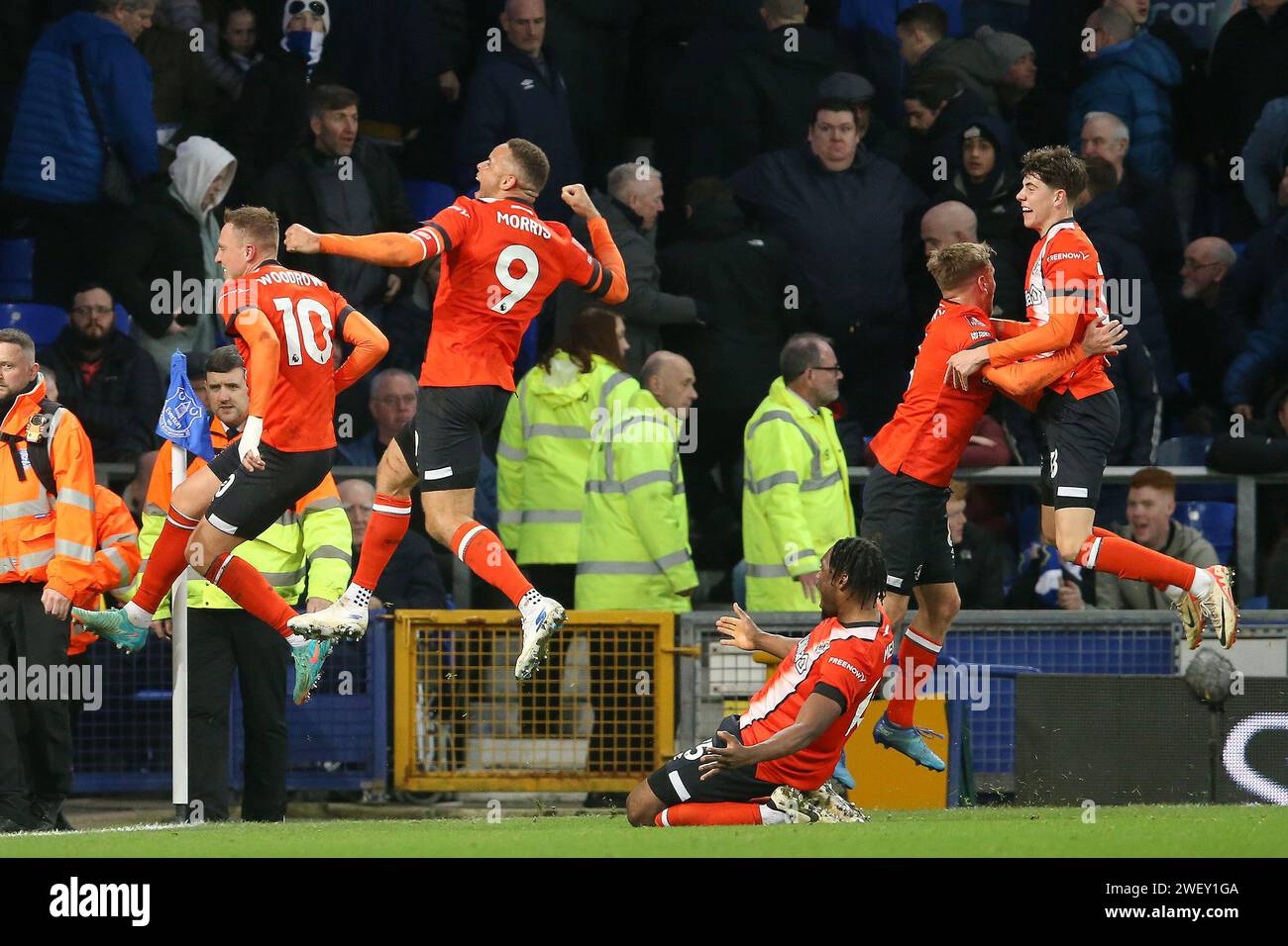 Liverpool, Royaume-Uni. 27 janvier 2024. Cauley Woodrow de Luton Town (10) célèbre avec ses coéquipiers après avoir marqué le 2e but de son équipe.Emirates FA Cup, match de 4e tour, Everton v Luton Town au Goodison Park à Liverpool le samedi 27 janvier 2024. Cette image ne peut être utilisée qu'à des fins éditoriales. Usage éditorial uniquement, photo de Chris Stading/Andrew Orchard photographie sportive/Alamy Live News crédit : Andrew Orchard photographie sportive/Alamy Live News Banque D'Images