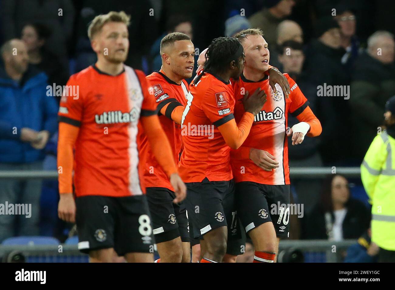 Liverpool, Royaume-Uni. 27 janvier 2024. Cauley Woodrow de Luton Town (10) célèbre avec ses coéquipiers après avoir marqué le 2e but de son équipe.Emirates FA Cup, match de 4e tour, Everton v Luton Town au Goodison Park à Liverpool le samedi 27 janvier 2024. Cette image ne peut être utilisée qu'à des fins éditoriales. Usage éditorial uniquement, photo de Chris Stading/Andrew Orchard photographie sportive/Alamy Live News crédit : Andrew Orchard photographie sportive/Alamy Live News Banque D'Images
