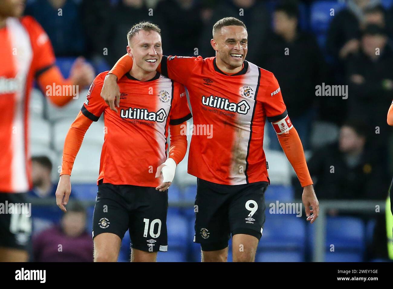 Liverpool, Royaume-Uni. 27 janvier 2024. Cauley Woodrow de Luton Town (10) célèbre avec ses coéquipiers après avoir marqué le 2e but de son équipe.Emirates FA Cup, match de 4e tour, Everton v Luton Town au Goodison Park à Liverpool le samedi 27 janvier 2024. Cette image ne peut être utilisée qu'à des fins éditoriales. Usage éditorial uniquement, photo de Chris Stading/Andrew Orchard photographie sportive/Alamy Live News crédit : Andrew Orchard photographie sportive/Alamy Live News Banque D'Images