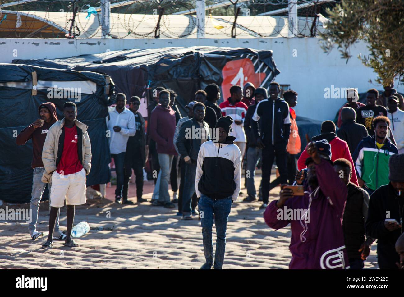 23 janvier 2024 : Zarzis, Tunisie. 27 janvier 2024. Des migrants subsahariens manifestent devant le bureau du Haut Commissariat des Nations Unies pour les réfugiés (HCR) à Zarzis, en Tunisie. Ils brandissaient des banderoles demandant la protection des réfugiés auprès de l'ONU, tout en se plaignant de leur indigence en attendant des interviews et la carte du HCR (image de crédit : © Hasan Mrad/IMAGESLIVE via ZUMA Press Wire) POUR USAGE ÉDITORIAL SEULEMENT ! Non destiné à UN USAGE commercial ! Banque D'Images