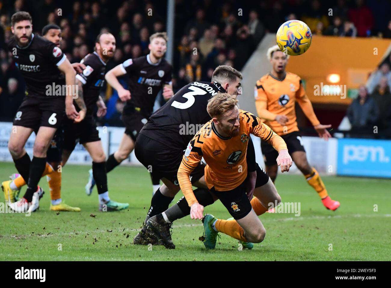 James Brophy (7 Cambridge United) a été défié par Steve Seddon (3 Burton Albion) lors du match Sky Bet League 1 entre Cambridge United et Burton Albion au Cledara Abbey Stadium, Cambridge le samedi 27 janvier 2024. (Photo : Kevin Hodgson | MI News) crédit : MI News & Sport / Alamy Live News Banque D'Images