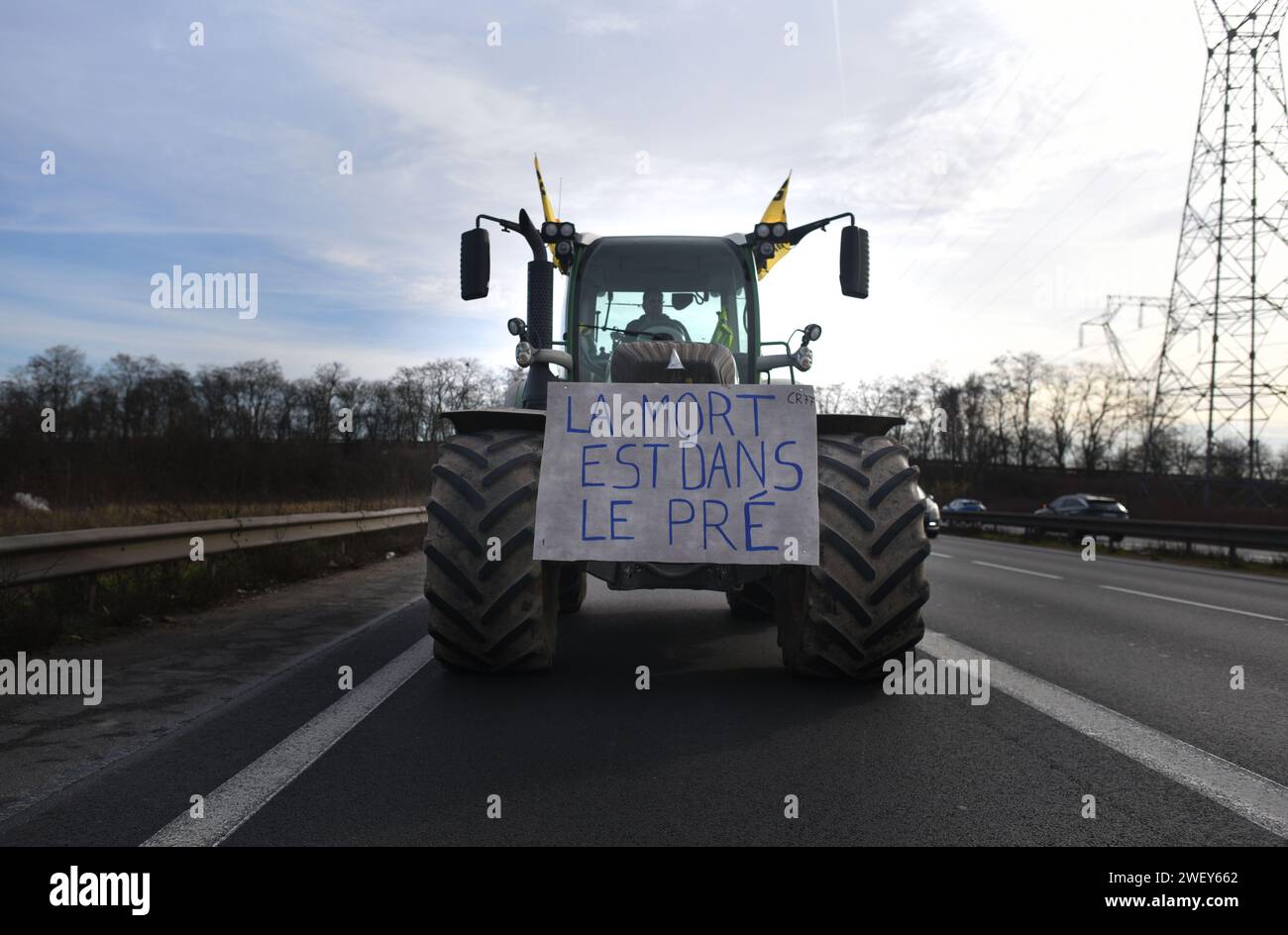 *** STRICTEMENT AUCUNE VENTE AUX MÉDIAS OU ÉDITEURS FRANÇAIS - DROITS RÉSERVÉS ***27 janvier 2024 - Mitry-Mory, France : des agriculteurs français du syndicat coordination rurale conduisent leurs tracteurs en signe de protestation vers l'aéroport de Paris CDG, au milieu des menaces de bloquer la circulation autour de la capitale française. Les agriculteurs furieux à cause de la faiblesse des rémunérations, de la paperasserie et des importations injustes ont juré de continuer à protester, en maintenant des barricades de circulation sur les autoroutes, un jour après la série de mesures pro-agricoles du gouvernement. Banque D'Images