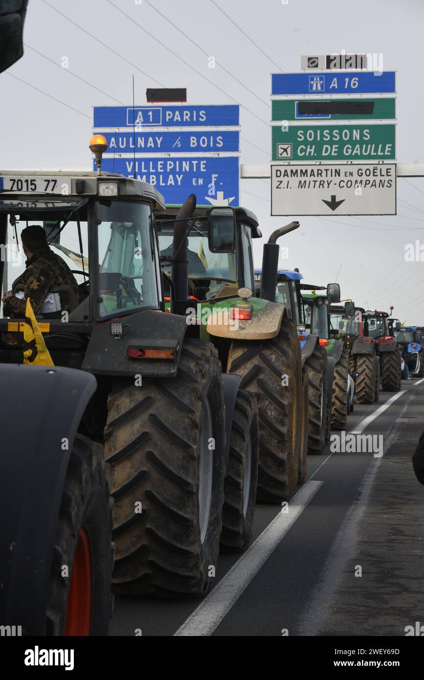 *** STRICTEMENT AUCUNE VENTE AUX MÉDIAS OU ÉDITEURS FRANÇAIS - DROITS RÉSERVÉS ***27 janvier 2024 - Mitry-Mory, France : des agriculteurs français du syndicat coordination rurale conduisent leurs tracteurs en signe de protestation vers l'aéroport de Paris CDG, au milieu des menaces de bloquer la circulation autour de la capitale française. Les agriculteurs furieux à cause de la faiblesse des rémunérations, de la paperasserie et des importations injustes ont juré de continuer à protester, en maintenant des barricades de circulation sur les autoroutes, un jour après la série de mesures pro-agricoles du gouvernement. Banque D'Images