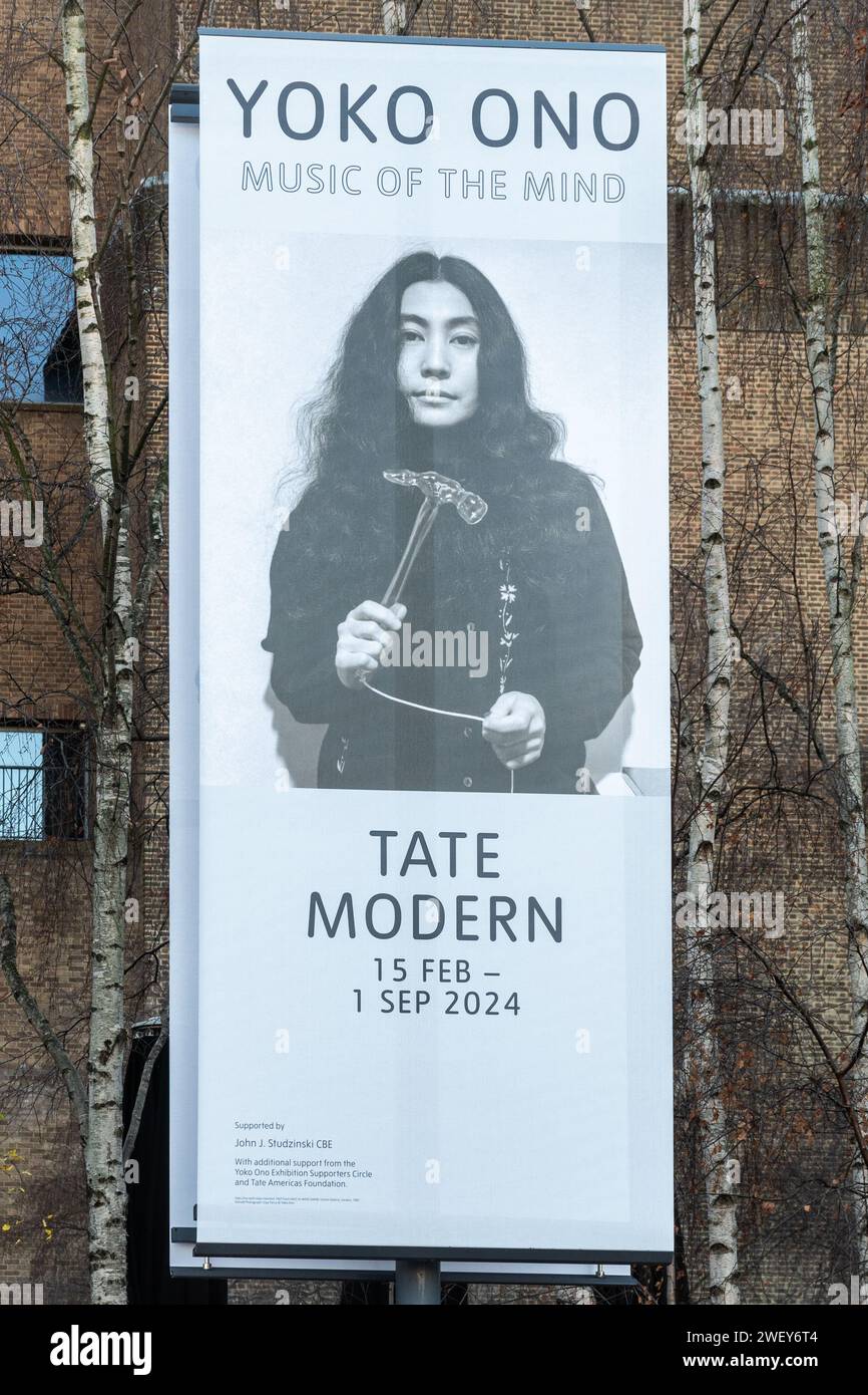 Bannière à l'extérieur de la galerie d'art moderne Tate annonçant l'exposition Yoko Ono Music of the Mind qui débutera le 2024 février, Southbank à Londres, Angleterre, Royaume-Uni Banque D'Images