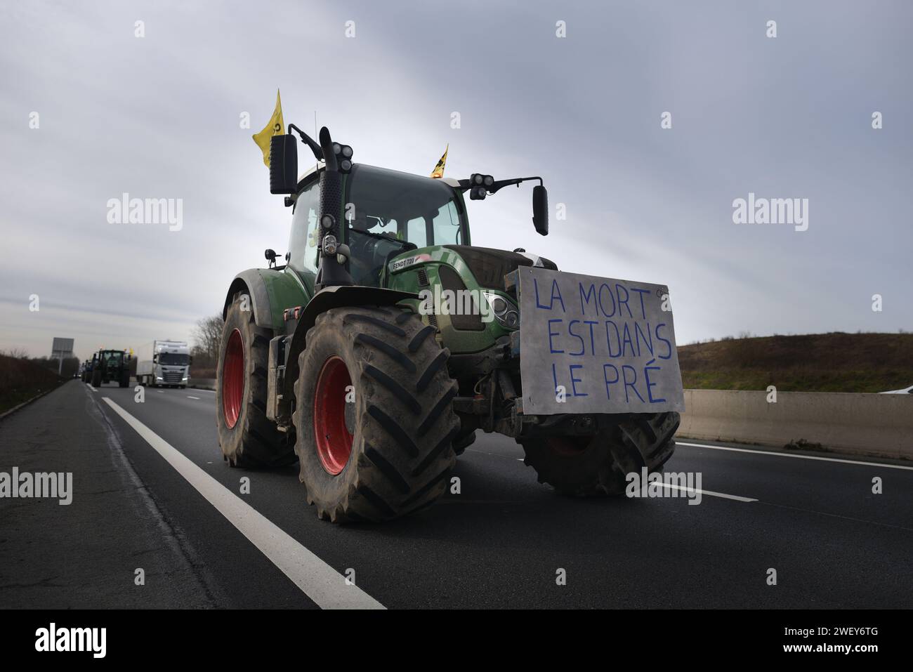 *** STRICTEMENT AUCUNE VENTE AUX MÉDIAS OU ÉDITEURS FRANÇAIS - DROITS RÉSERVÉS ***27 janvier 2024 - Mitry-Mory, France : des agriculteurs français du syndicat coordination rurale conduisent leurs tracteurs en signe de protestation vers l'aéroport de Paris CDG, au milieu des menaces de bloquer la circulation autour de la capitale française. Les agriculteurs furieux à cause de la faiblesse des rémunérations, de la paperasserie et des importations injustes ont juré de continuer à protester, en maintenant des barricades de circulation sur les autoroutes, un jour après la série de mesures pro-agricoles du gouvernement. Banque D'Images