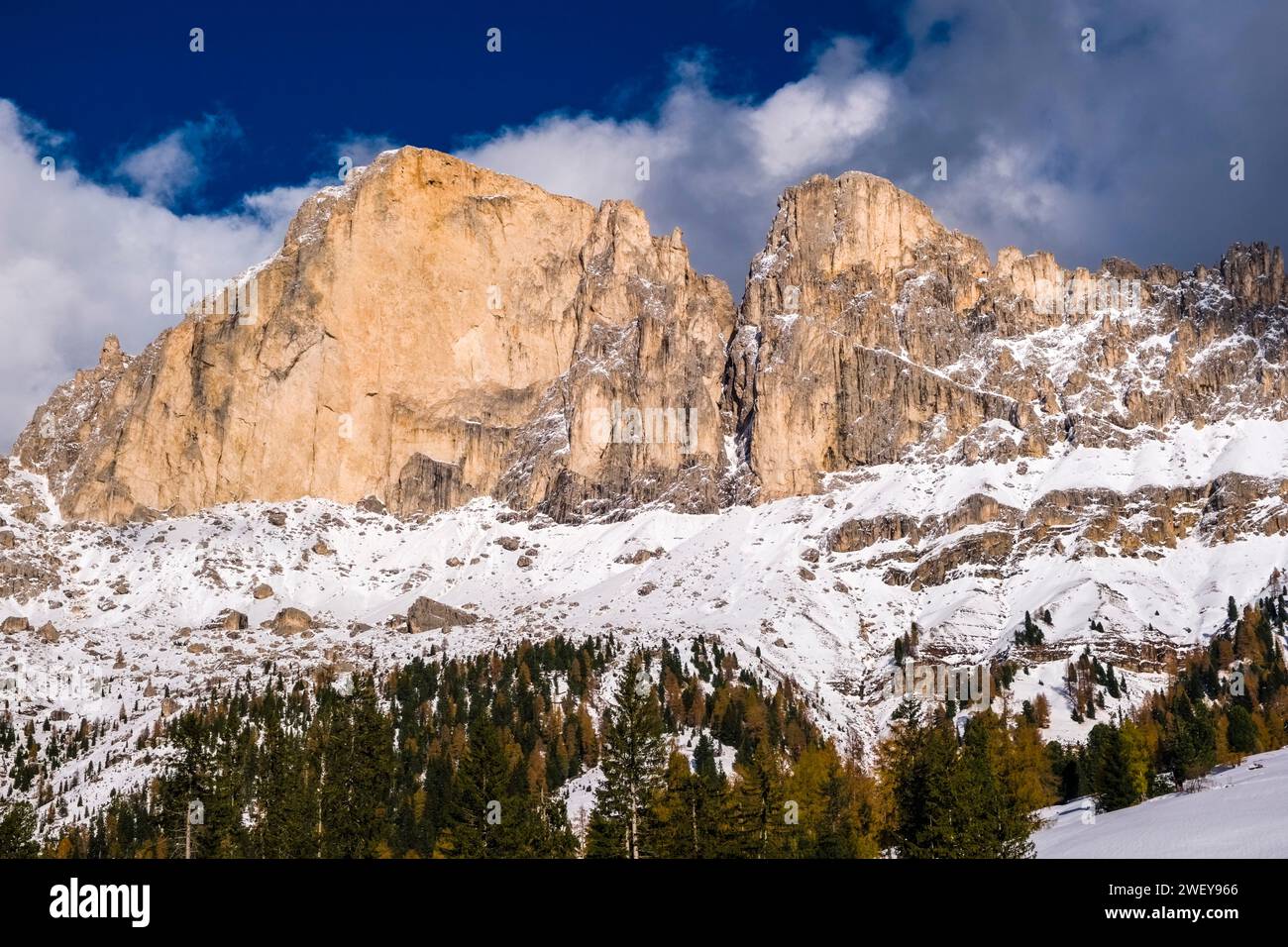 Sommets et falaises rocheuses de Roda di Vaèl du groupe de montagne Catinaccio, après des chutes de neige en automne, vu du Village Carezza. Banque D'Images