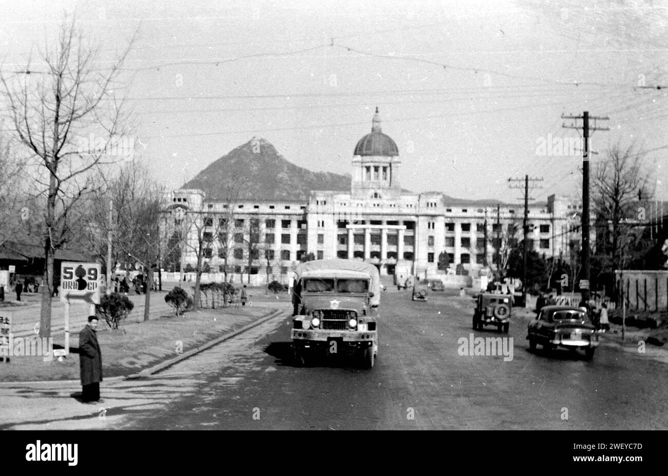 US Army GMC Truck Seoul Capital Building Corée du Sud 1953 Banque D'Images