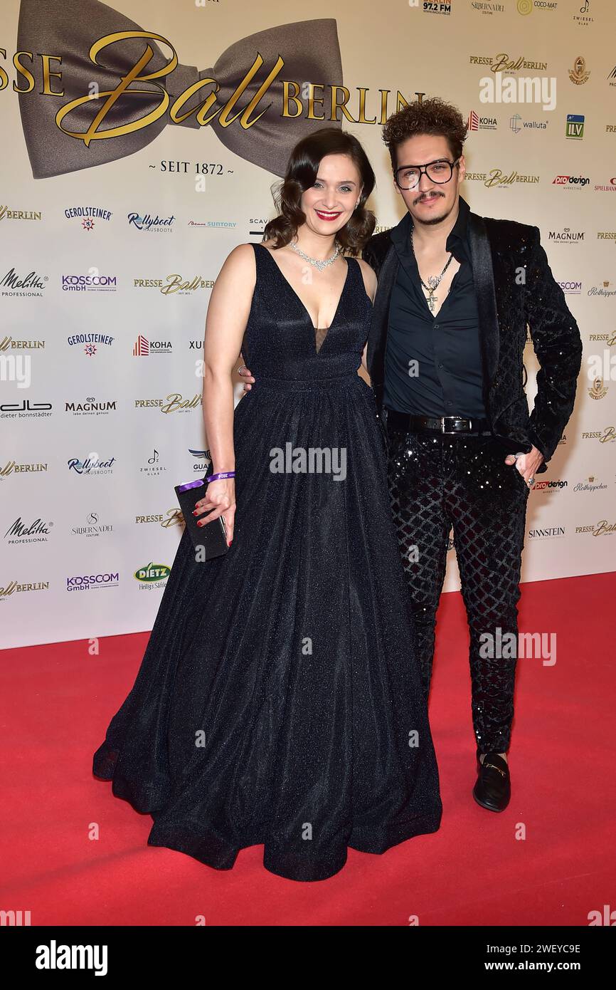 Milana Weidmann et Patrick Sass Ankunft zum 26. Presseball Berlin im Hotel Titanic à Berlin, Am 27.01.2024 26. Presseball Berlin *** Milana Weidmann et Patrick Sass arrivent au Press ball Berlin 26 à l'Hôtel Titanic à Berlin, le 27 01 2024 26 Press ball Berlin Photopress Mueller Banque D'Images
