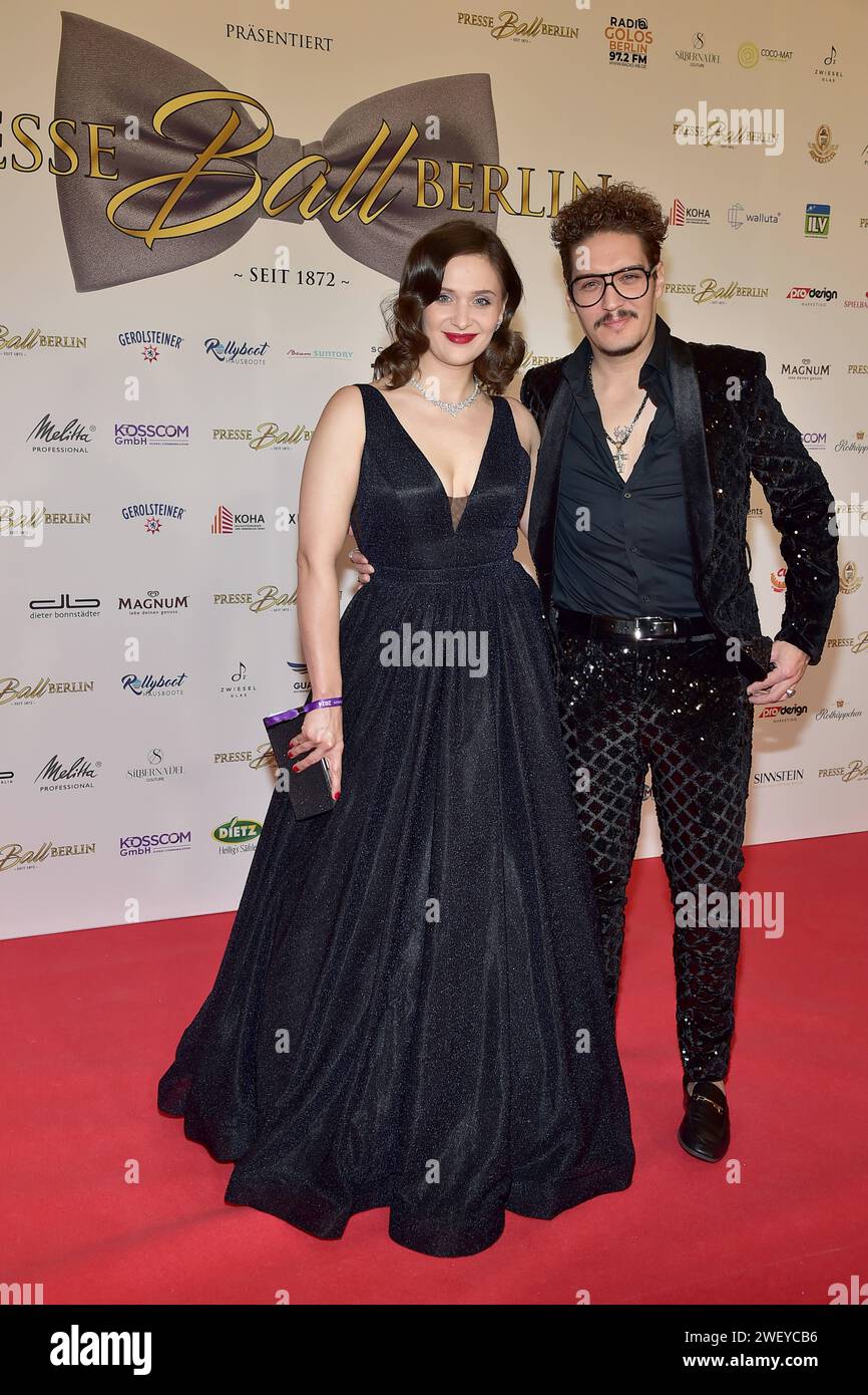 Milana Weidmann et Patrick Sass Ankunft zum 26. Presseball Berlin im Hotel Titanic à Berlin, Am 27.01.2024 26. Presseball Berlin *** Milana Weidmann et Patrick Sass arrivent au Press ball Berlin 26 à l'Hôtel Titanic à Berlin, le 27 01 2024 26 Press ball Berlin Photopress Mueller Banque D'Images