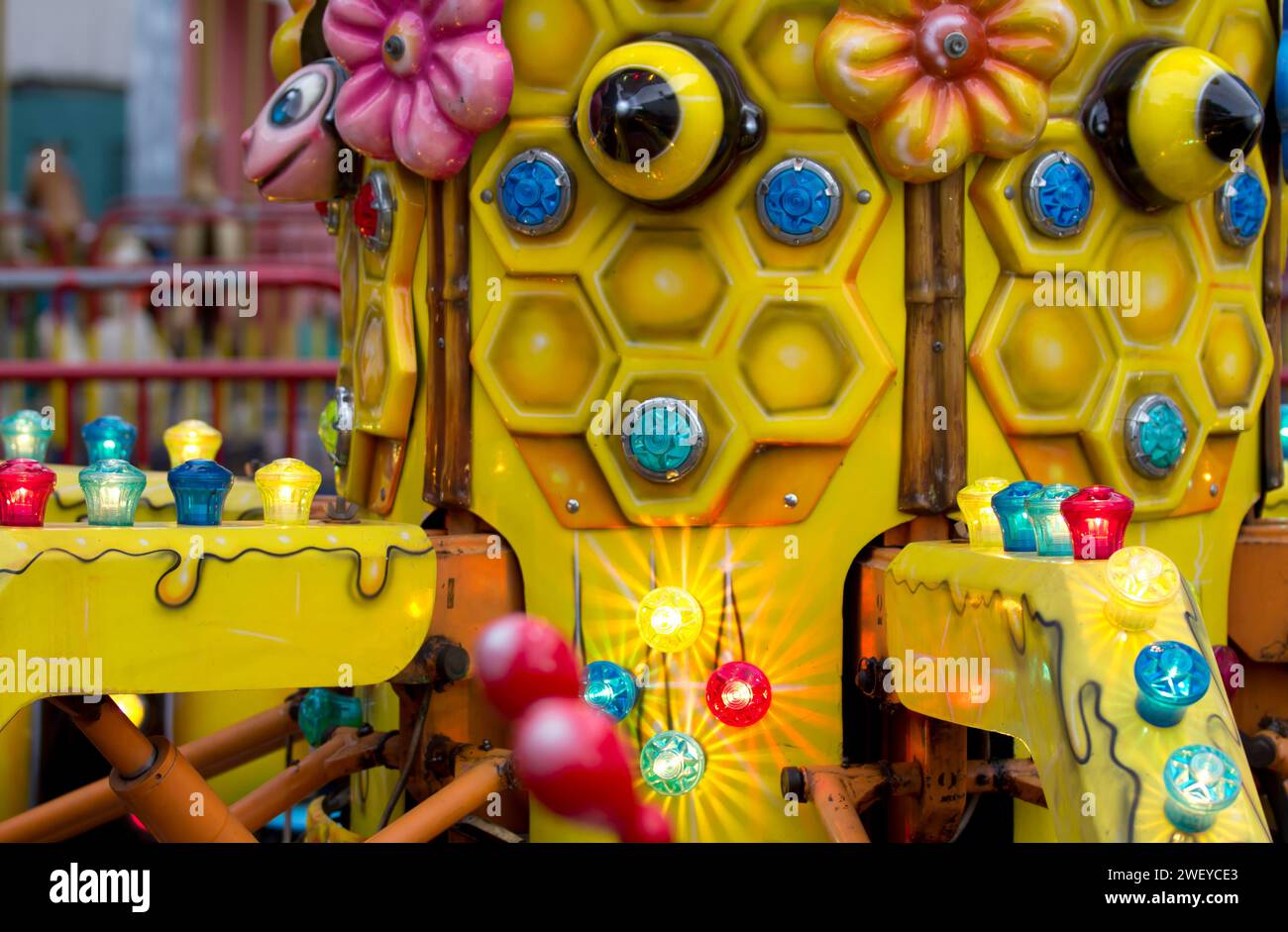 Gros plan d'une installation jaune avec des lumières colorées dans un parc d'attractions au Sri Lanka Banque D'Images