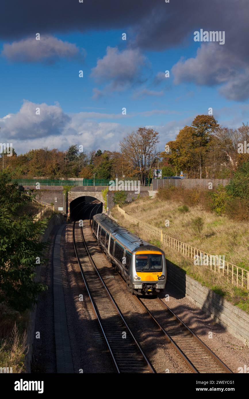 Chiltern Railways Class 168 clubman train quittant Wolvercote tunnel, Oxford, Royaume-Uni avec un train Marylebone à Oxford Banque D'Images