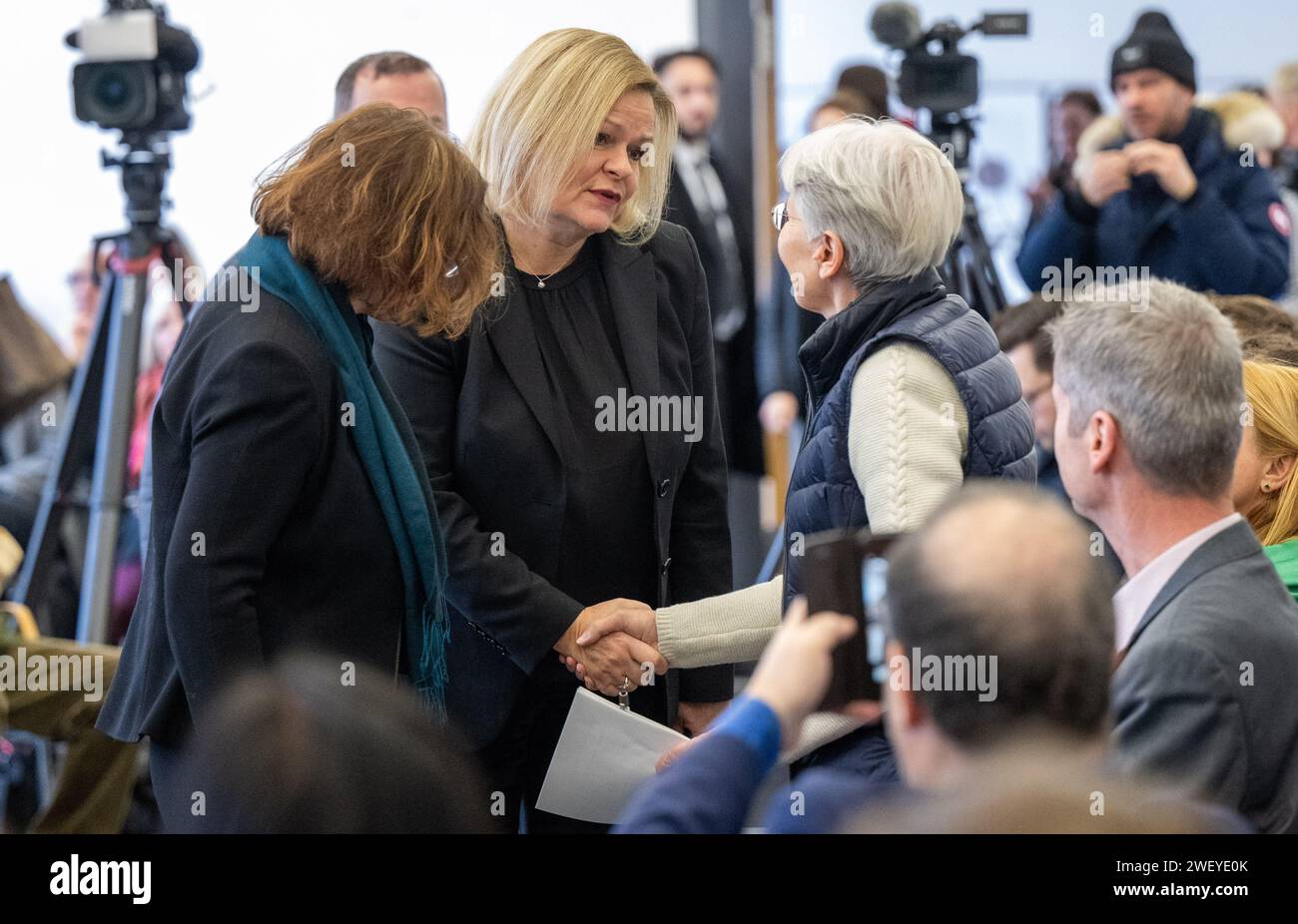 27 janvier 2024, Brandebourg, Fürstenberg/Havel : Nancy Faeser, ministre fédérale de l'intérieur (M, SPD) et Andrea Genest (l), directrice du Mémorial de Ravensbrück, accueillent les participantes à la lecture participative "l'année 1944 dans le camp de concentration pour femmes de Ravensbrück". En octobre 2005, les Nations Unies ont proclamé le 27 janvier Journée du souvenir de l'Holocauste. Le 27 janvier 1945, des soldats de l'Armée rouge libèrent les survivants du camp de concentration et d'extermination allemand Auschwitz en Pologne occupée. Photo : Monika Skolimowska/dpa Banque D'Images