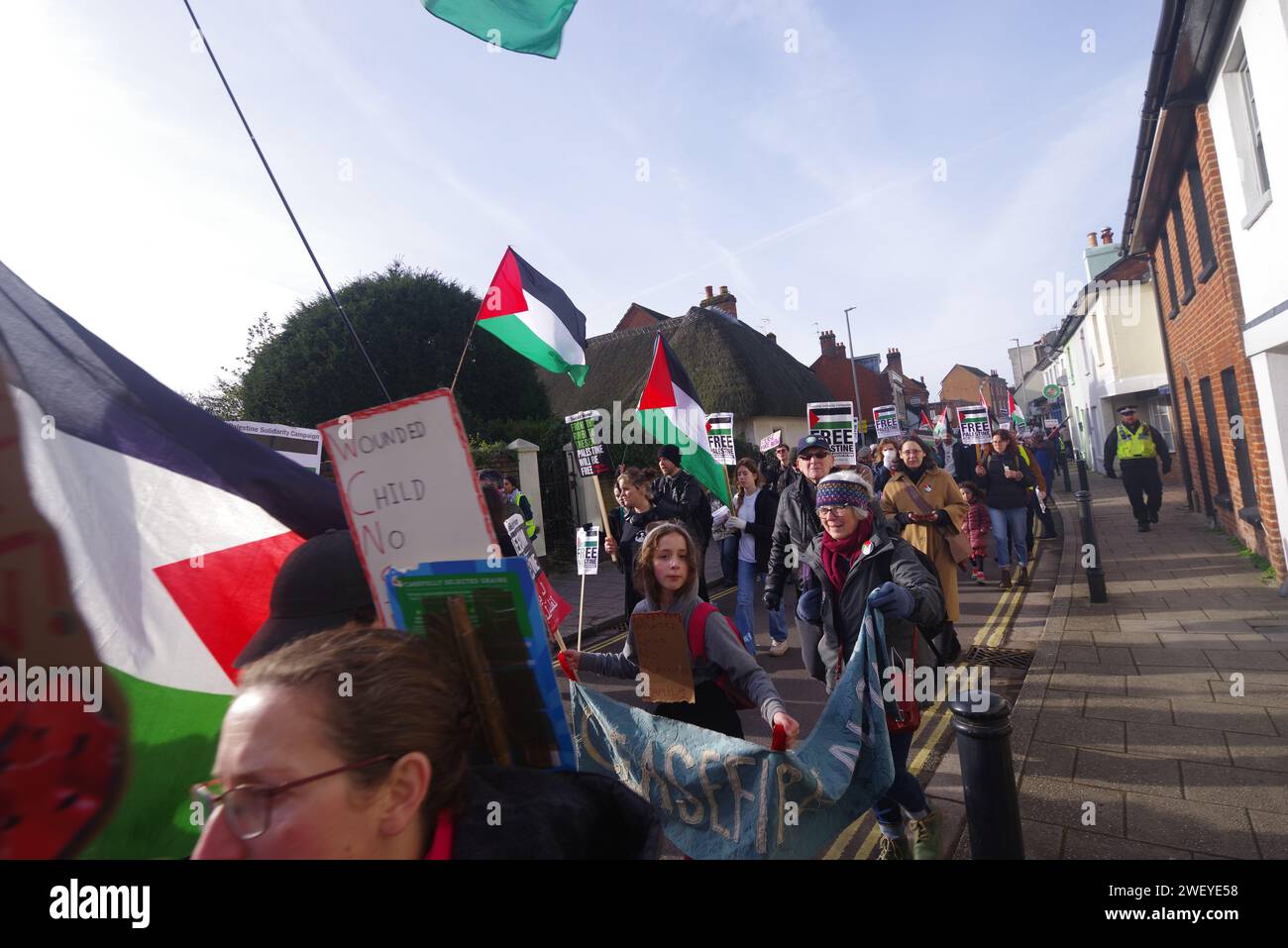 Arrêtez de bombarder Gaza, mettez fin à la marche de la souffrance, Wimborne, 27 janvier 2024. Plus de 170 personnes ont défilé à Wimborne dans le Dorset pour demander la fin des bombardements de Gaza et la fin des souffrances. Marchant à travers la ville, un rassemblement a eu lieu à Eaton Mission Systems. Eaton Mission Systems fournit des pièces pour la technologie militaire exportée en Israël. Banque D'Images