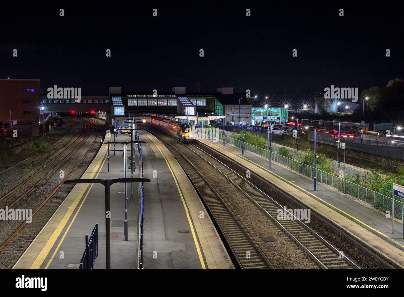 Arriva CrossCountry trains voyager train 221130 appelant à la gare de Banbury, la nuit Banque D'Images