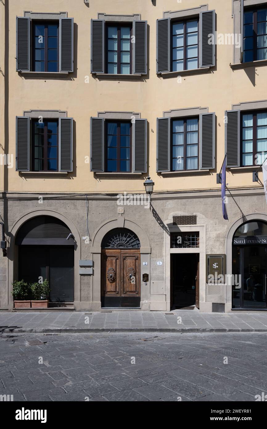 Florence, Italie — 1 septembre 2023. Une photo au format vertical d'un bed and breakfast à Florence, Italie, prise avec un objectif grand angle dans un format vertical. Banque D'Images
