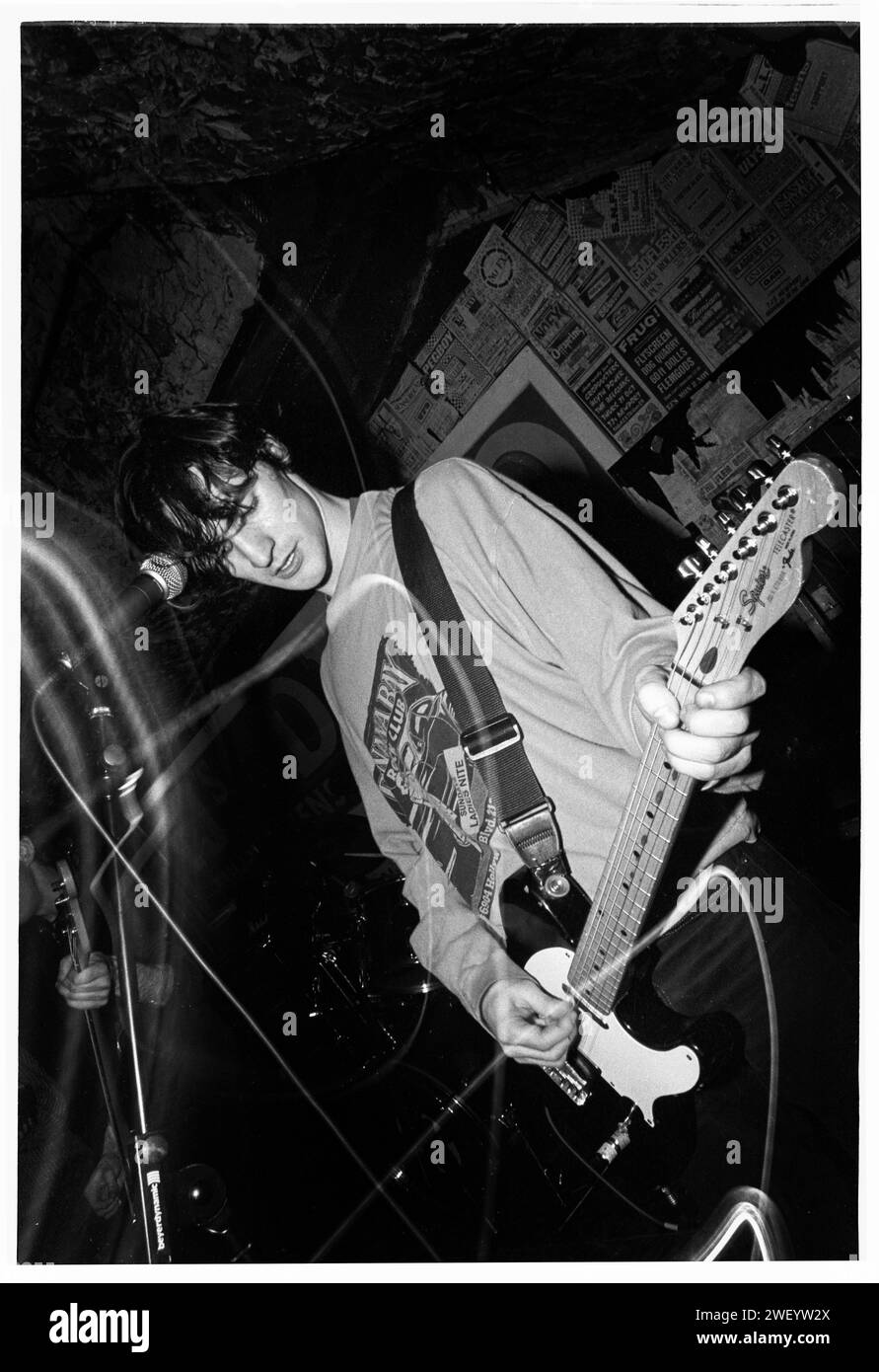 PET LAMB, CONCERT, 1995 : Brian Mooney du groupe irlandais PET Lamb joue en live au légendaire TJ's à Newport, pays de Galles, Royaume-Uni, le 10 mai 1995. Photo : Rob Watkins. INFO : PET Lamb, un groupe de rock alternatif irlandais formé dans les années 90, a apporté un son brut et expérimental. Des albums comme 'gawk' mettent en valeur leur approche bruyante et dynamique, mêlant influences punk et alternatives. Banque D'Images