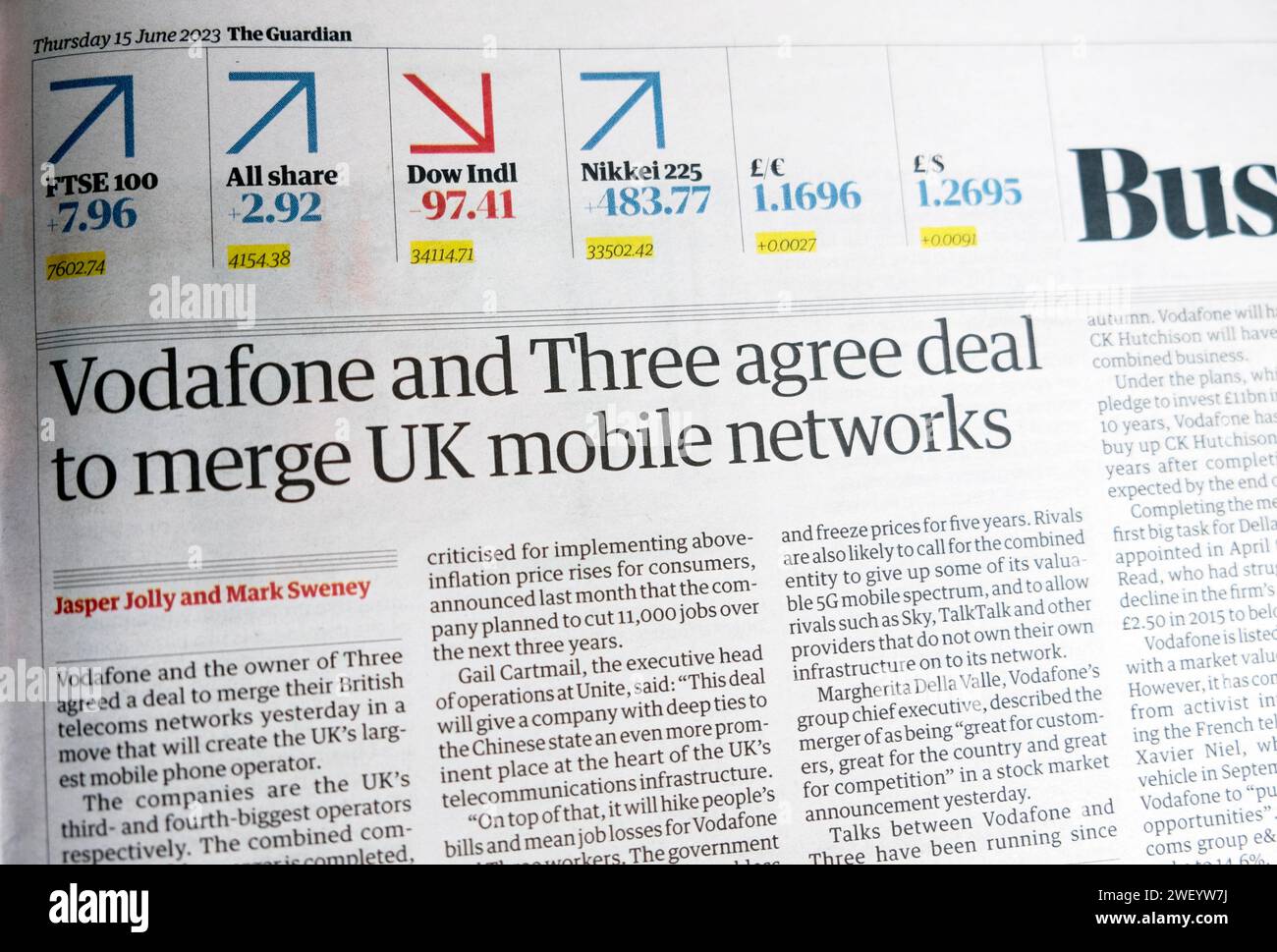 « Vodafone et Three s'entendent pour fusionner les réseaux mobiles britanniques » Guardian article d'affaires 15 juin 2023 Londres Angleterre Royaume-Uni 15 juin 2023 Banque D'Images