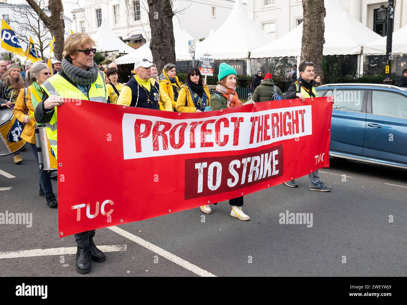 Cheltenham, Royaume-Uni. 27 janvier 2024. Protéger le droit de grève : marche nationale et rassemblement. Formation aux jardins de Montpellier, marche à travers le centre-ville de Cheltenham jusqu'au parc Pittville. Les syndicalistes marchant avec TUC protestent contre la bannière du droit de grève. Crédit : Stephen Bell/Alamy Banque D'Images