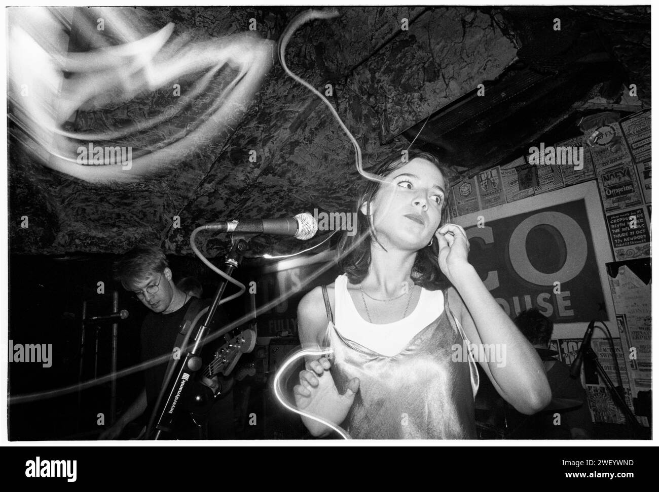 VELOCITY GIRL, CONCERT, 1994 : Sarah Shannon chanteuse du groupe indépendant américain Velocity Girl photographiée à Newport TJS le 28 août 1994. Photo : Rob Watkins. INFO : Velocity Girl, un groupe américain indie pop et shoegaze des années 90, a apporté un son mélodique et rêveur. Des albums comme « Copacetic » ont présenté leur mélange de jangle-pop et de noise-pop, contribuant aux scènes de musique indie et alternative de leur époque. Banque D'Images