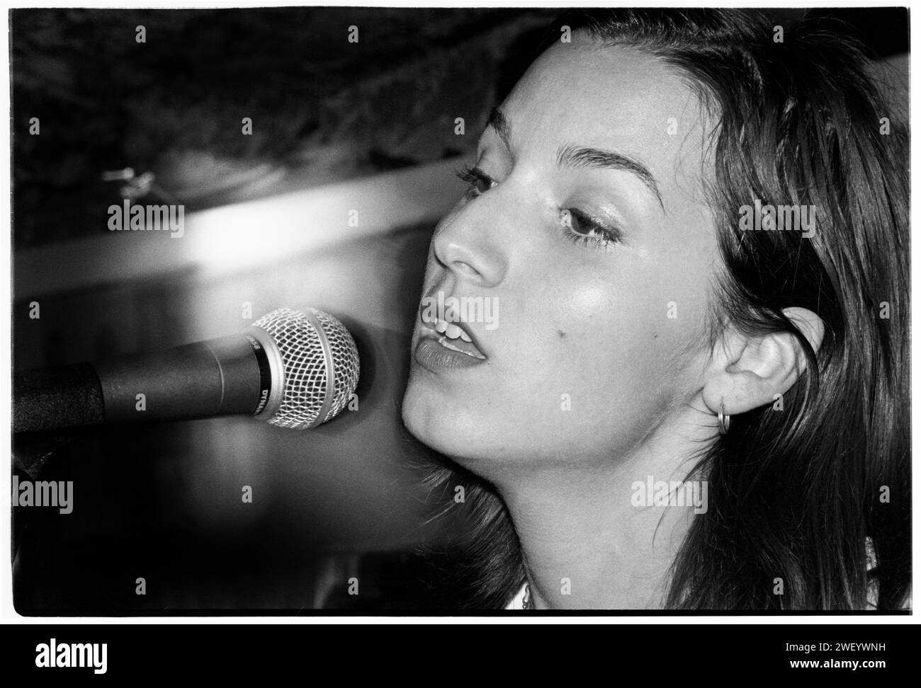 VELOCITY GIRL, CONCERT, 1994 : Sarah Shannon chanteuse du groupe indépendant américain Velocity Girl photographiée à Newport TJS le 28 août 1994. Photo : Rob Watkins. INFO : Velocity Girl, un groupe américain indie pop et shoegaze des années 90, a apporté un son mélodique et rêveur. Des albums comme « Copacetic » ont présenté leur mélange de jangle-pop et de noise-pop, contribuant aux scènes de musique indie et alternative de leur époque. Banque D'Images