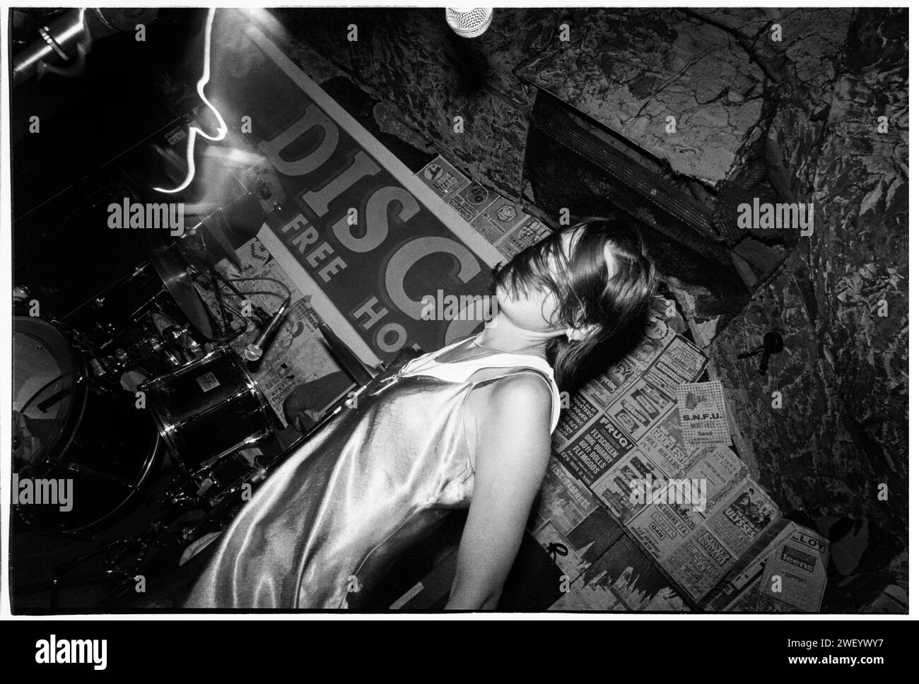 VELOCITY GIRL, CONCERT, 1994 : Sarah Shannon chanteuse du groupe indépendant américain Velocity Girl photographiée à Newport TJS le 28 août 1994. Photo : Rob Watkins. INFO : Velocity Girl, un groupe américain indie pop et shoegaze des années 90, a apporté un son mélodique et rêveur. Des albums comme « Copacetic » ont présenté leur mélange de jangle-pop et de noise-pop, contribuant aux scènes de musique indie et alternative de leur époque. Banque D'Images