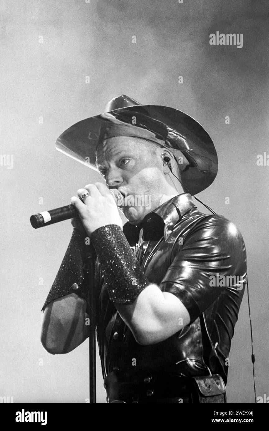 ANDY BELL, ERASURE, 1997 : Andy Bell de Erasure en concert au Cardiff International Arena CIA à Cardiff, pays de Galles, Royaume-Uni, le 9 avril 1997. Photo : Rob Watkins. INFO : Erasure, formé en 1985, est un duo de synth-pop britannique composé de Vince Clarke et Andy Bell. Connu pour des succès comme 'A Little respect', leur son accrocheur et dansant, présenté dans des albums comme 'The innocents', a consolidé leur statut de pionniers durables dans le genre synth-pop. Banque D'Images