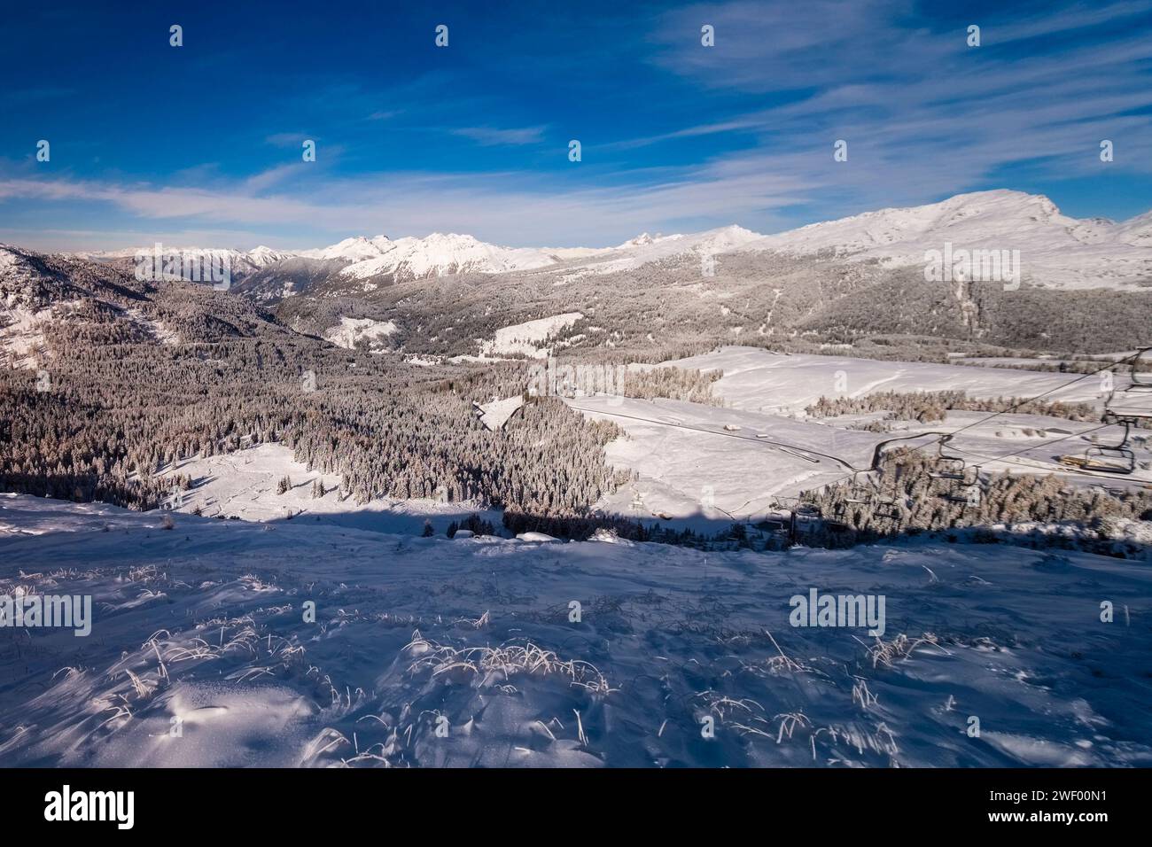 Vue aérienne du col du Passo Rolle depuis le sommet enneigé de Tognazza en hiver. San Martino di Castrozza Trentino-Alto Adige Italie FB 2023 3572 Banque D'Images