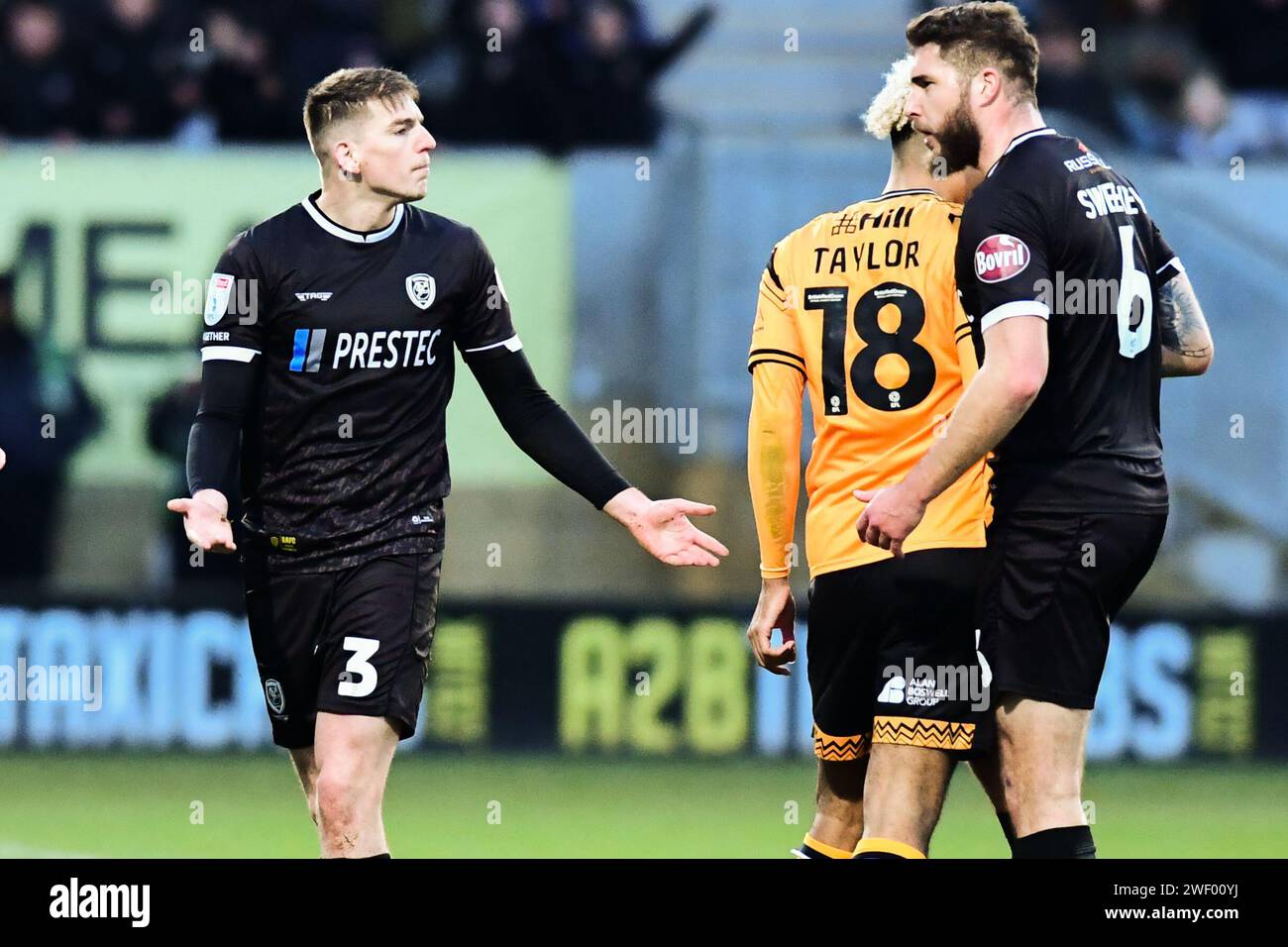 Steve Seddon (3 Burton Albion) fait des gestes après avoir été expulsé lors du match de Sky Bet League 1 entre Cambridge United et Burton Albion au Cledara Abbey Stadium, Cambridge le samedi 27 janvier 2024. (Photo : Kevin Hodgson | MI News) crédit : MI News & Sport / Alamy Live News Banque D'Images
