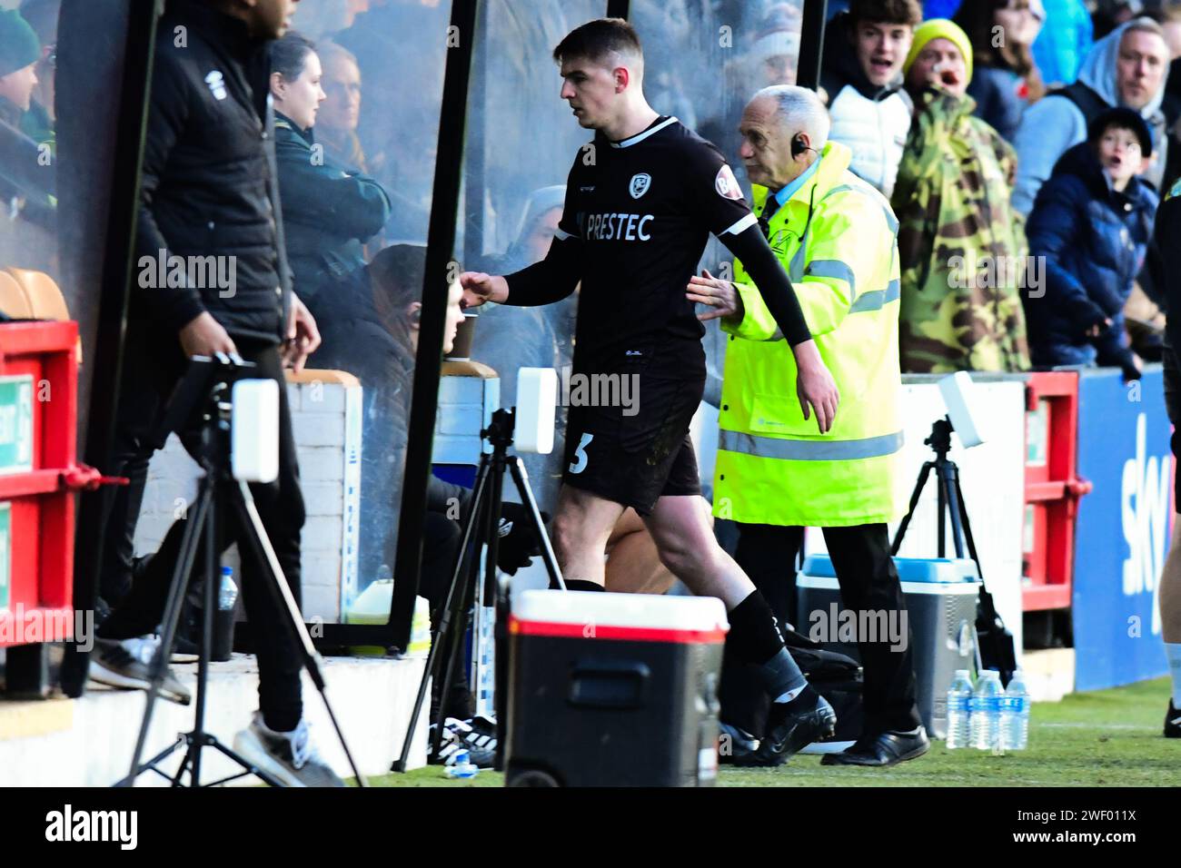 Steve Seddon (3 Burton Albion) s'est présenté au vestiaire après avoir été expulsé lors du match de Sky Bet League 1 entre Cambridge United et Burton Albion au Cledara Abbey Stadium, Cambridge le samedi 27 janvier 2024. (Photo : Kevin Hodgson | MI News) crédit : MI News & Sport / Alamy Live News Banque D'Images