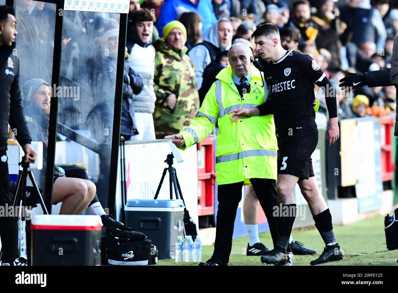 Steve Seddon (3 Burton Albion) s'est présenté au vestiaire après avoir été expulsé lors du match de Sky Bet League 1 entre Cambridge United et Burton Albion au Cledara Abbey Stadium, Cambridge le samedi 27 janvier 2024. (Photo : Kevin Hodgson | MI News) crédit : MI News & Sport / Alamy Live News Banque D'Images
