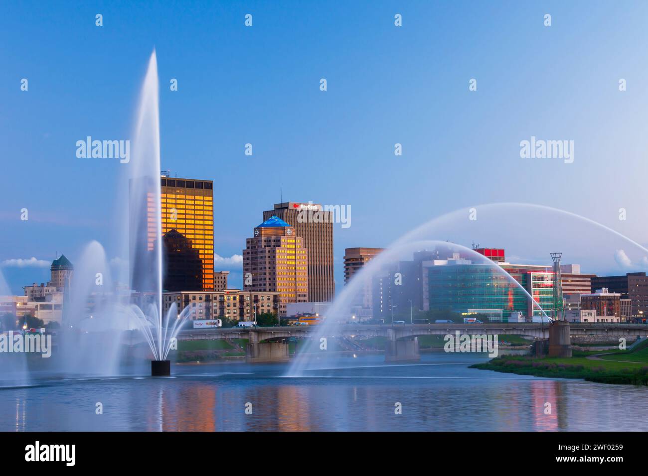Fontaines d'eau de la rivière et gratte-ciel de Dayton vus en soirée depuis le Metropark de Deeds point. Dayton, Ohio, États-Unis. Banque D'Images