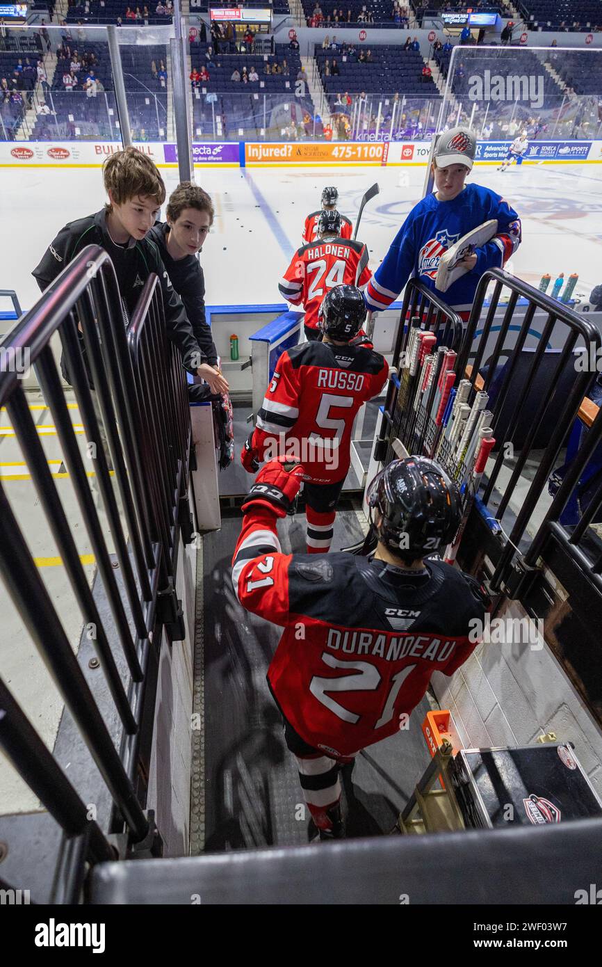 26 janvier 2024 : les joueurs d'Utica Comets prennent la glace avant la première période contre les Americans de Rochester. Les Americans de Rochester ont accueilli les Utica Comets dans un match de la Ligue américaine de hockey à Blue Cross Arena à Rochester, New York. (Jonathan Tenca/CSM) Banque D'Images