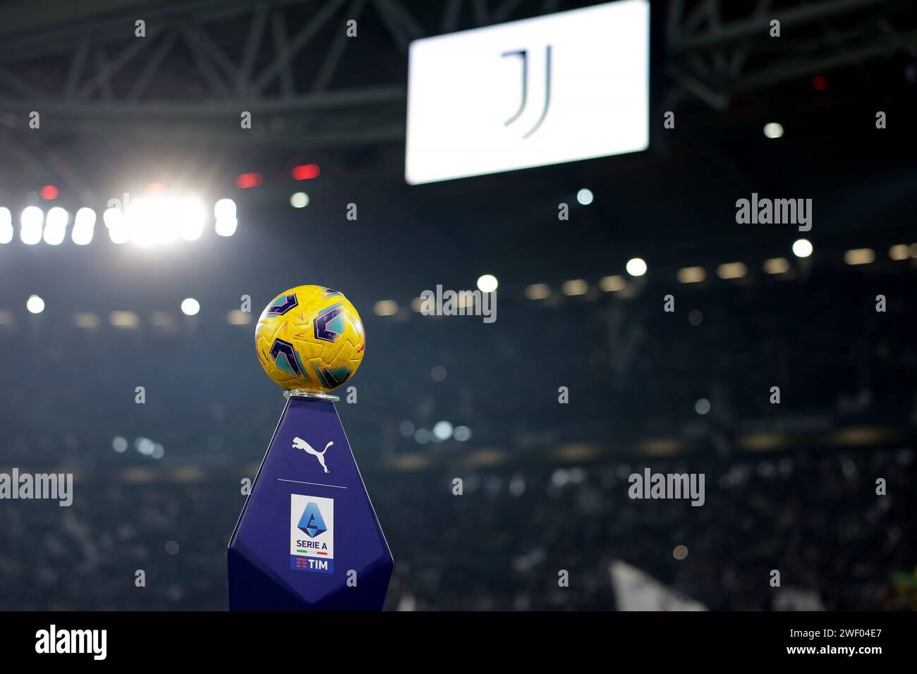 Turin, Italie. 27 janvier 2024. Le Puma Orbit Series A officiel est vu sur son piédestal avant le match de Serie A à l'Allianz Stadium, Turin. Le crédit photo devrait se lire : Jonathan Moscrop/Sportimage crédit : Sportimage Ltd/Alamy Live News Banque D'Images