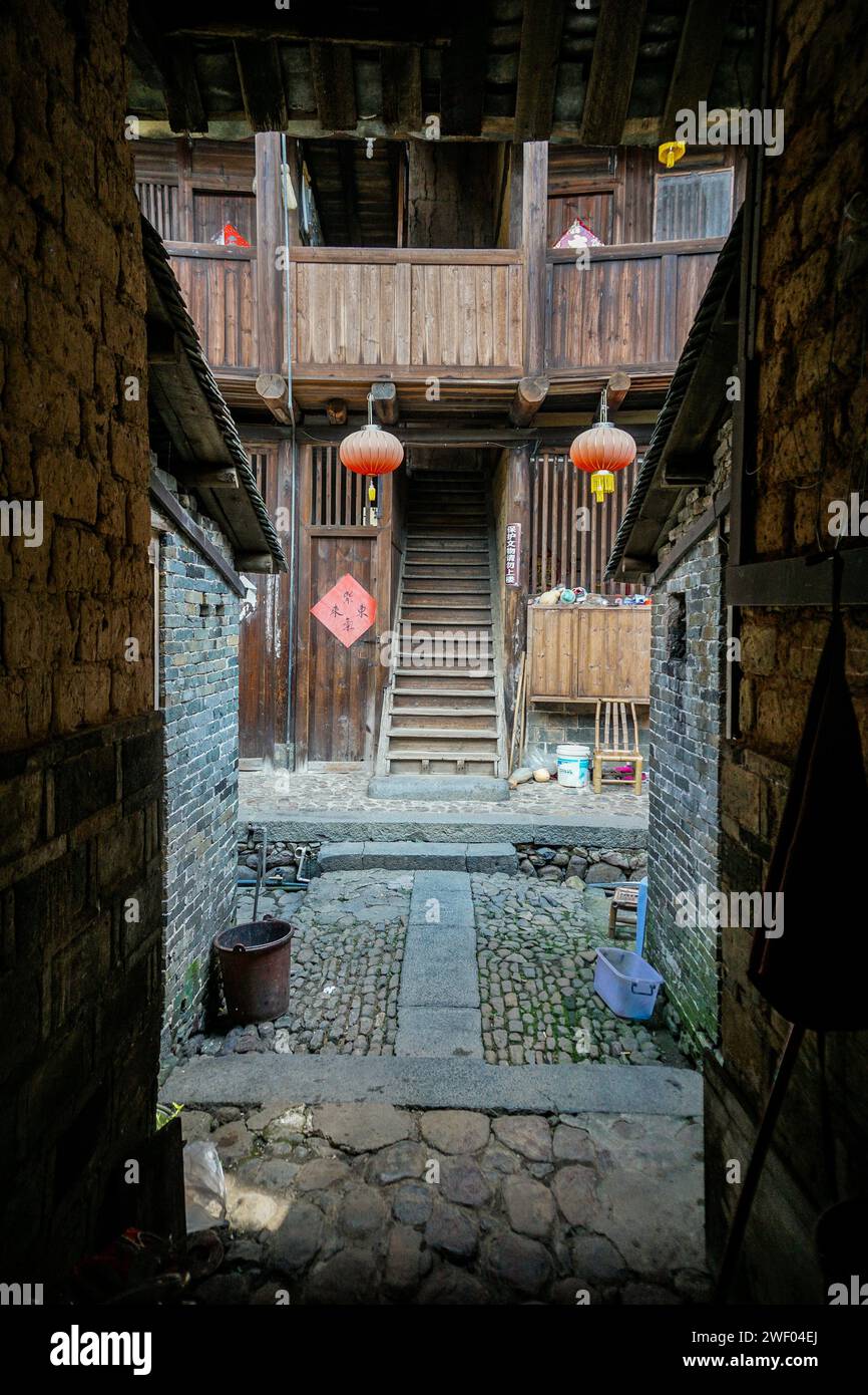 Le tulou monumental de Chengqi dans le comté de Yongding dans le Fujian, en Chine, se compose de quatre cercles concentriques. Le plus intérieur tient la salle ancestrale Banque D'Images