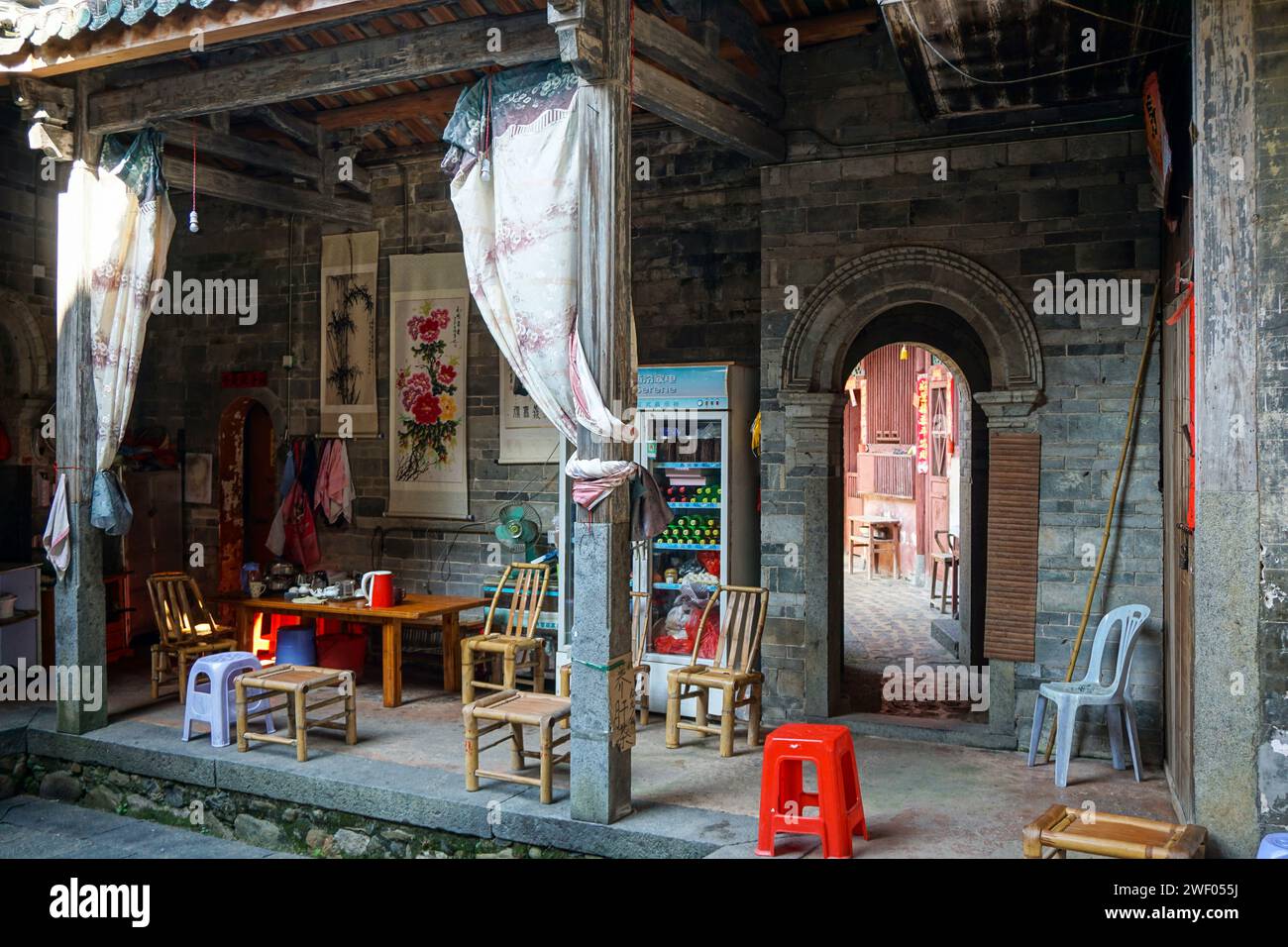 Zheng Cheng Lou tulou fait de terre battue, de pierre et de bois dans le village de Hukeng du comté de Yongding, Fujian, Chine Banque D'Images