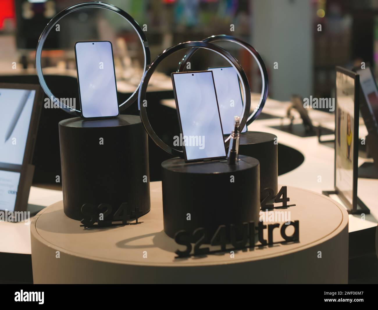 Bruxelles, Belgique. 26 janvier 2024. Photo des smartphones de la nouvelle série Samsung Galaxy S24 et de leurs écrans Banque D'Images