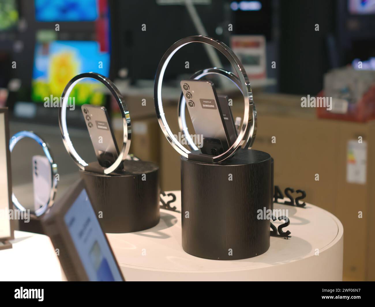 Bruxelles, Belgique. 26 janvier 2024. Supermarché Mediamarkt. Photo des nouveaux smartphones Samsung Galaxy S24 Banque D'Images